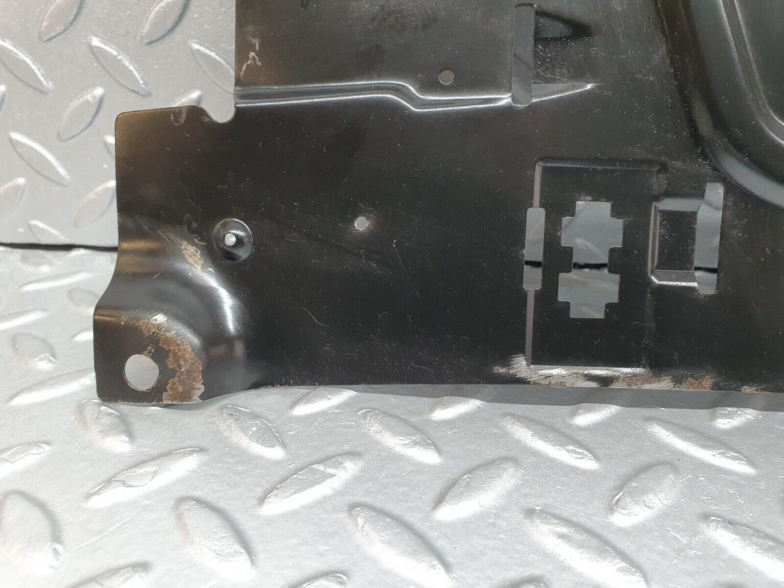 41186 Mercedes-Benz W126 300SE Left Footwell Relay Holder Bracket