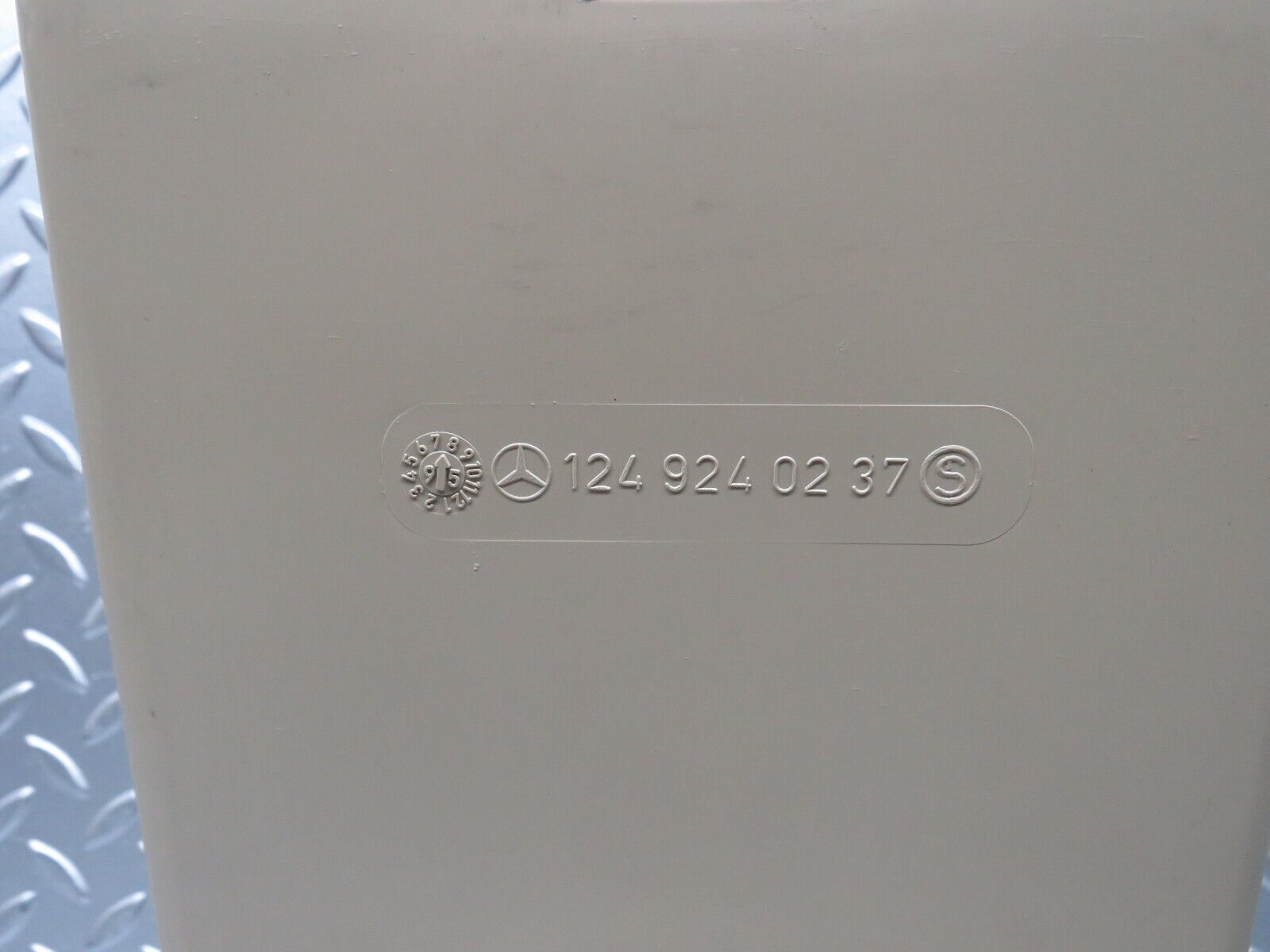 28983 Mercedes-Benz C124 220CE Rear Centre Armrest Beige 1249240237