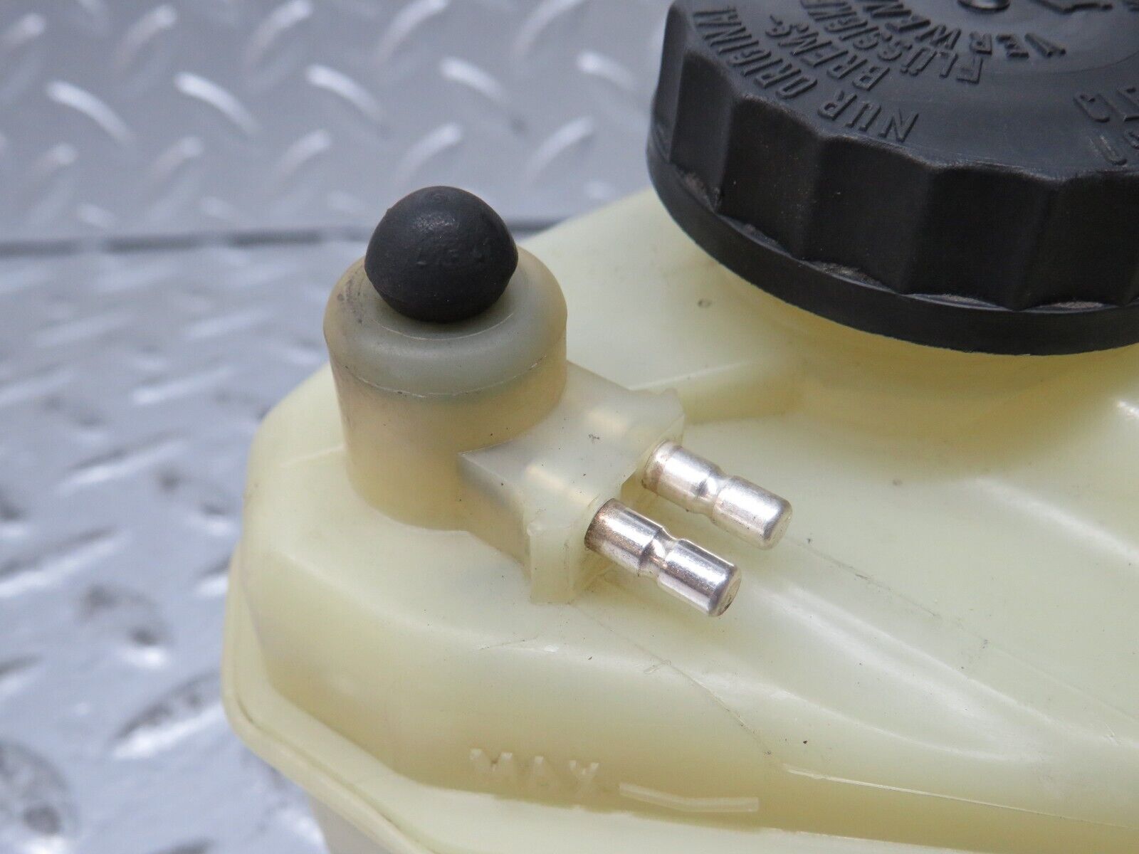 32041 Mercedes-Benz W123 230E Brake Fluid Reservoir Tank DBA