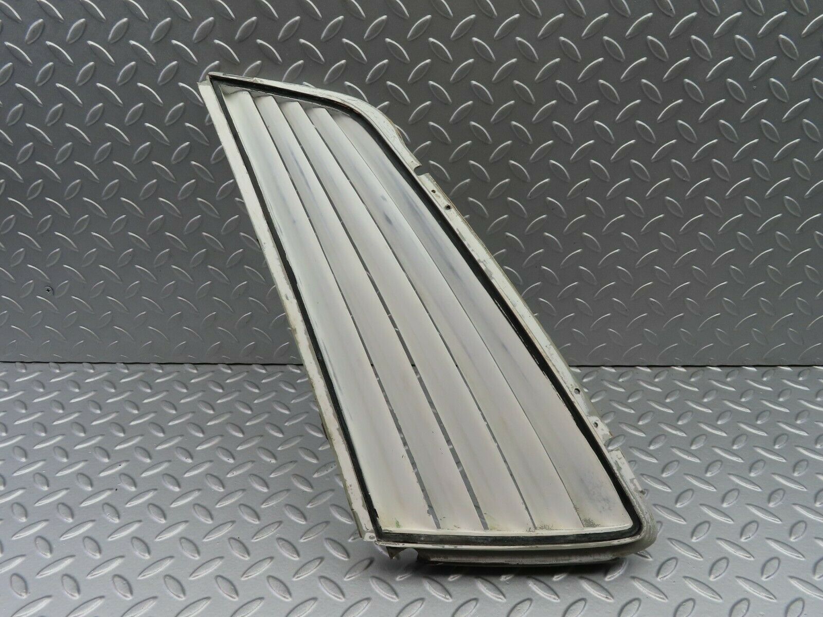 6916 Mercedes-Benz C107 350SLC Coupe Side Window Louvre Rear Left