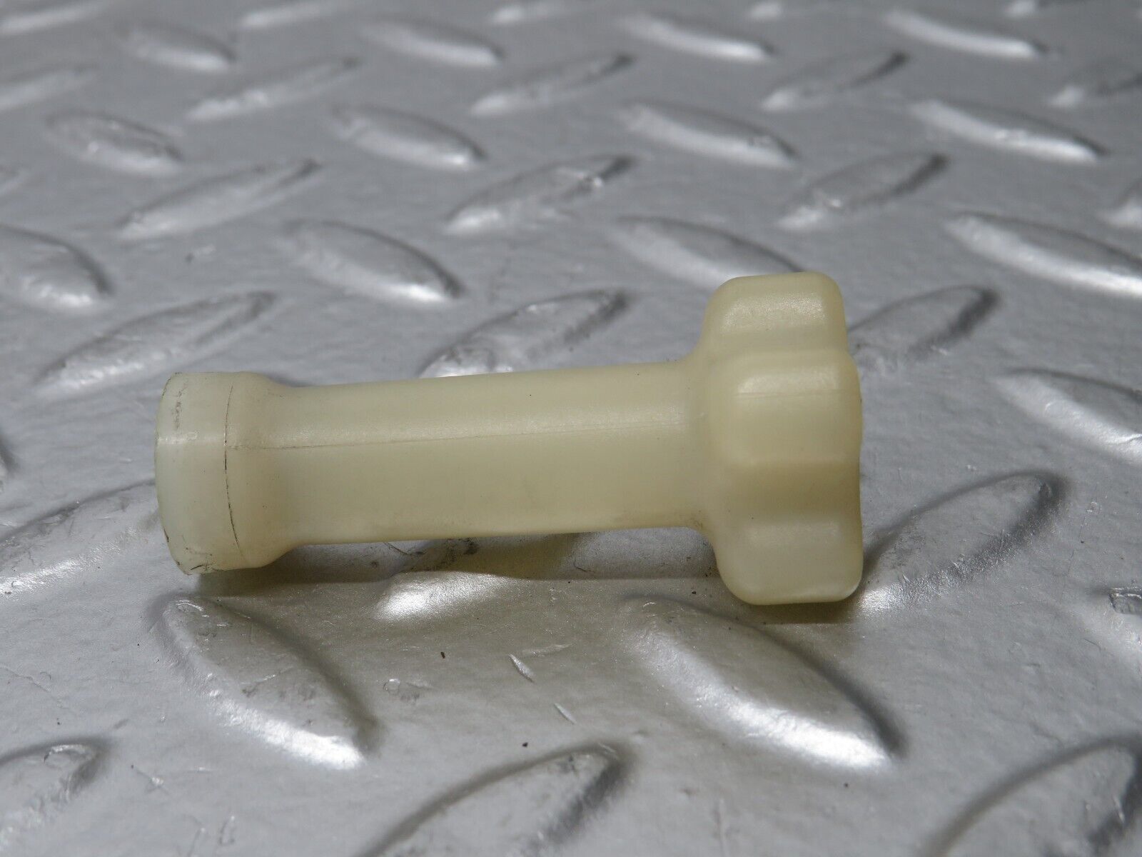 31250 Mercedes-Benz S124 220TE Windscreen Washer Reservoir Holder 2018690028