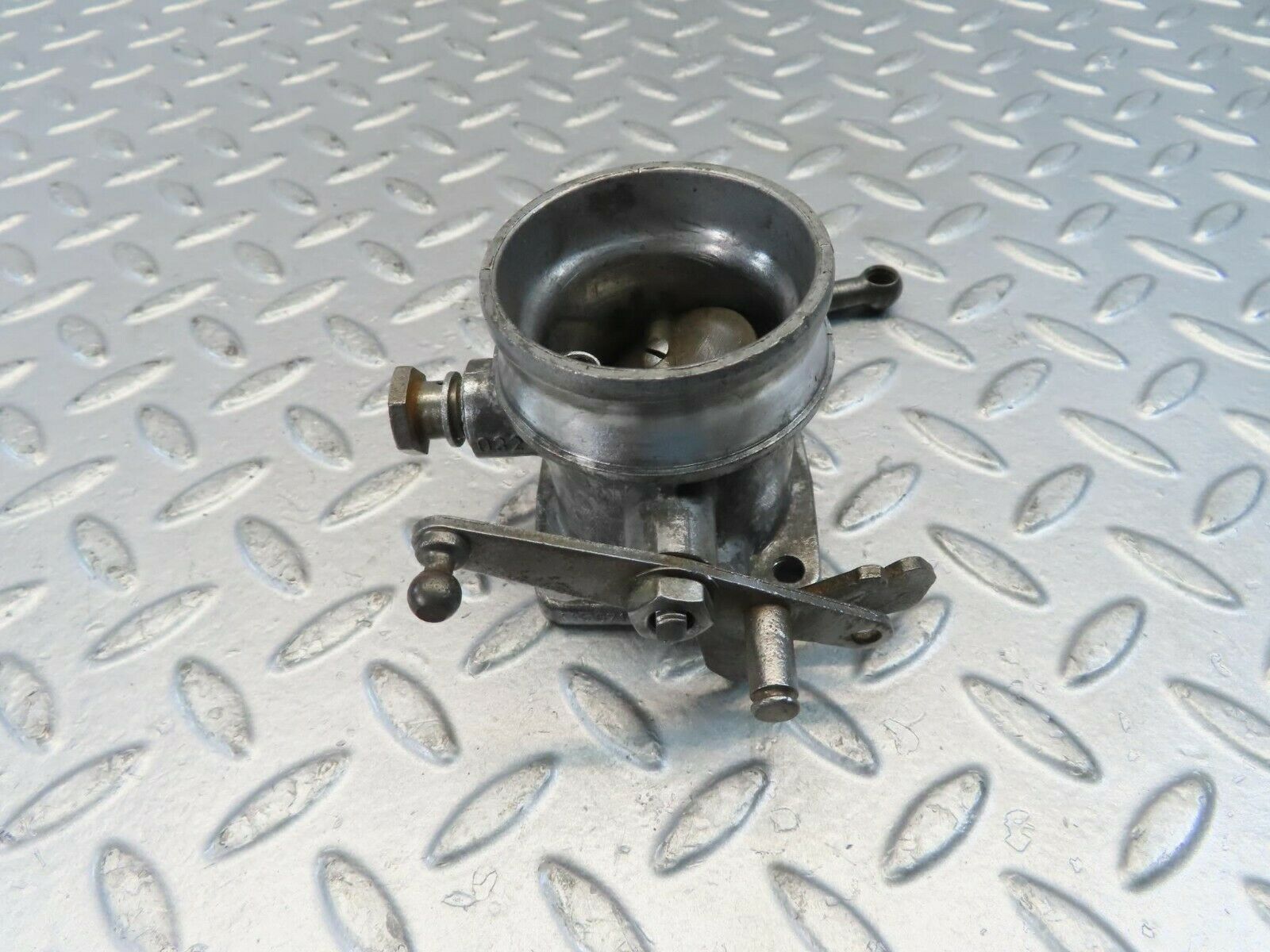 10960 Mercedes-Benz W115 220D Throttle Body Valve 6150710306