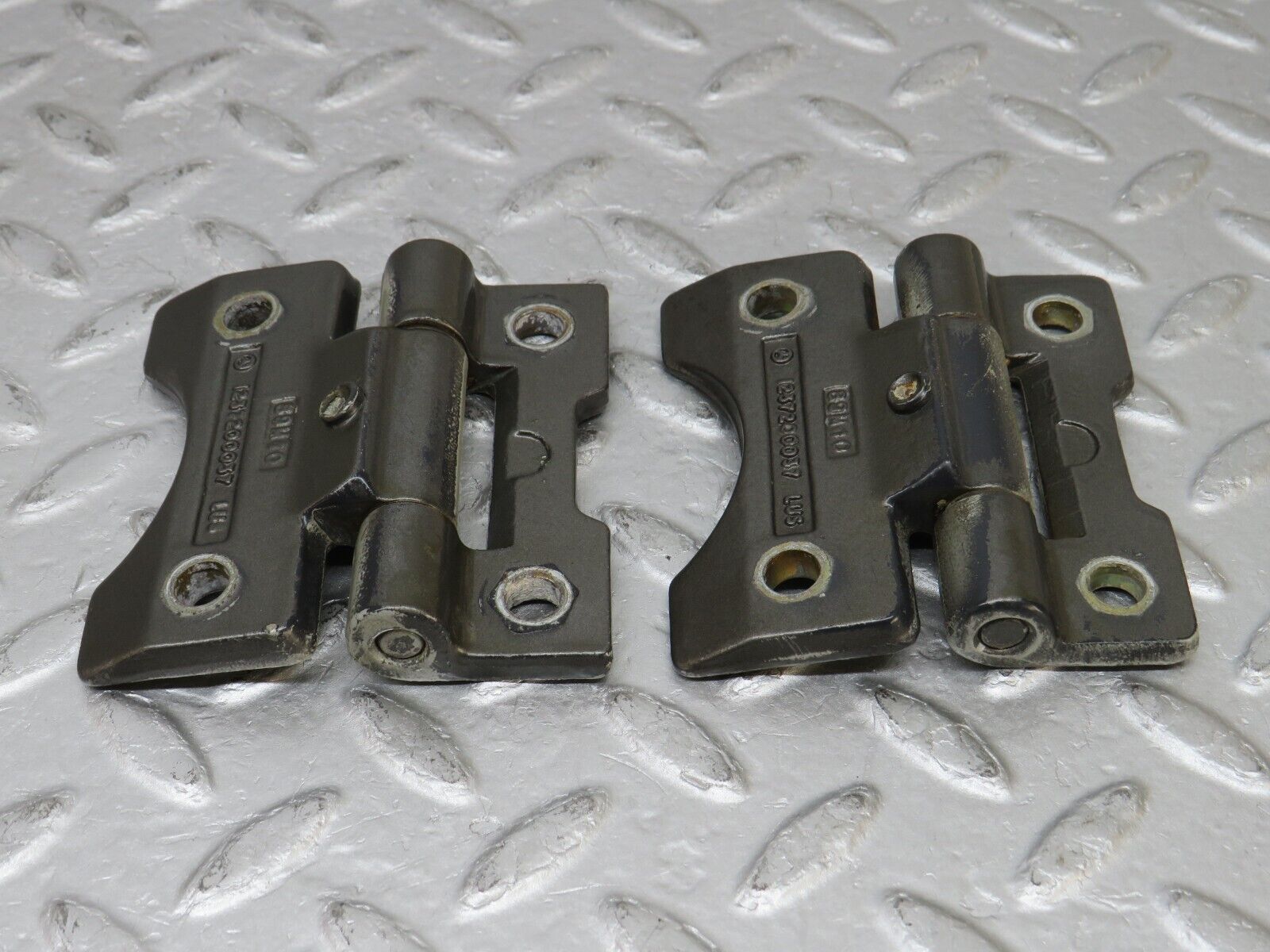 36071 Mercedes-Benz W126 420SE Door Hinge 1237200037