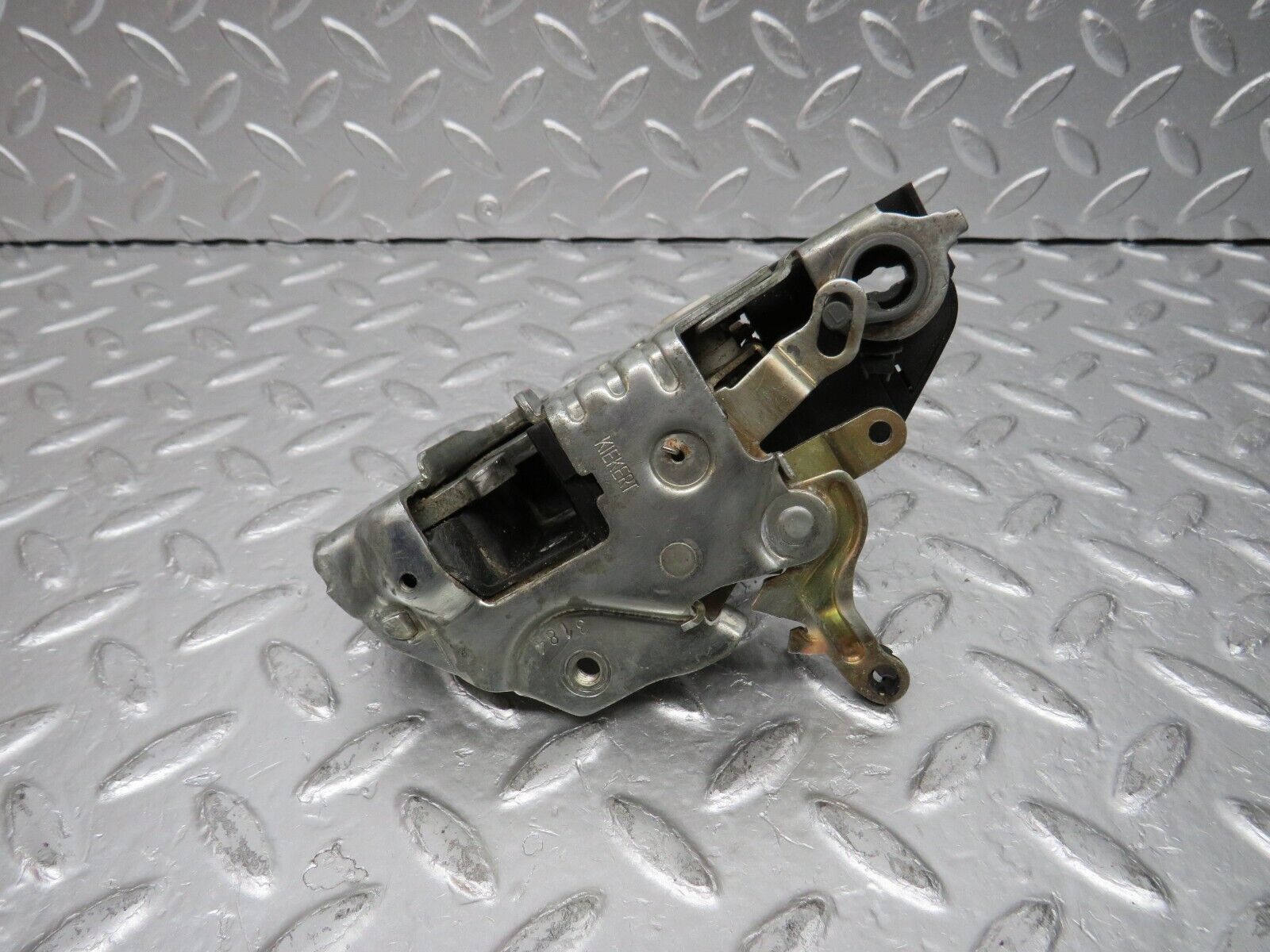 31392 Mercedes-Benz S124 220TE Wagon Front Left Door Lock Mechanism