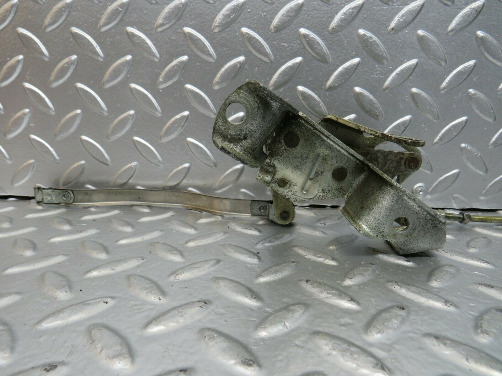 23402 Mercedes-Benz W116 350SE Throttle Linkage