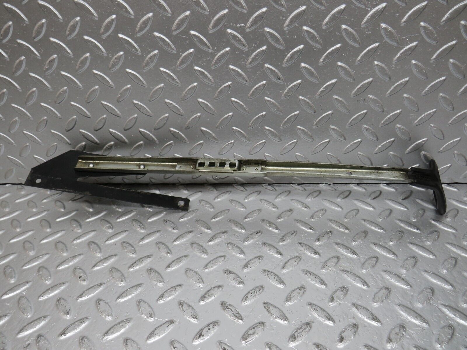 31150 Mercedes-Benz W123 200D Front Right Seat Sliding Adjust Handle