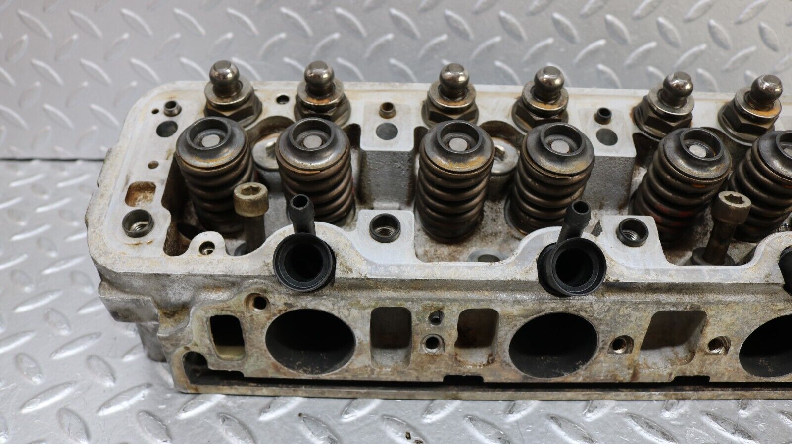 37170 Mercedes-Benz C126 420SEC Coupe Cylinder Head Left Side 1160164001