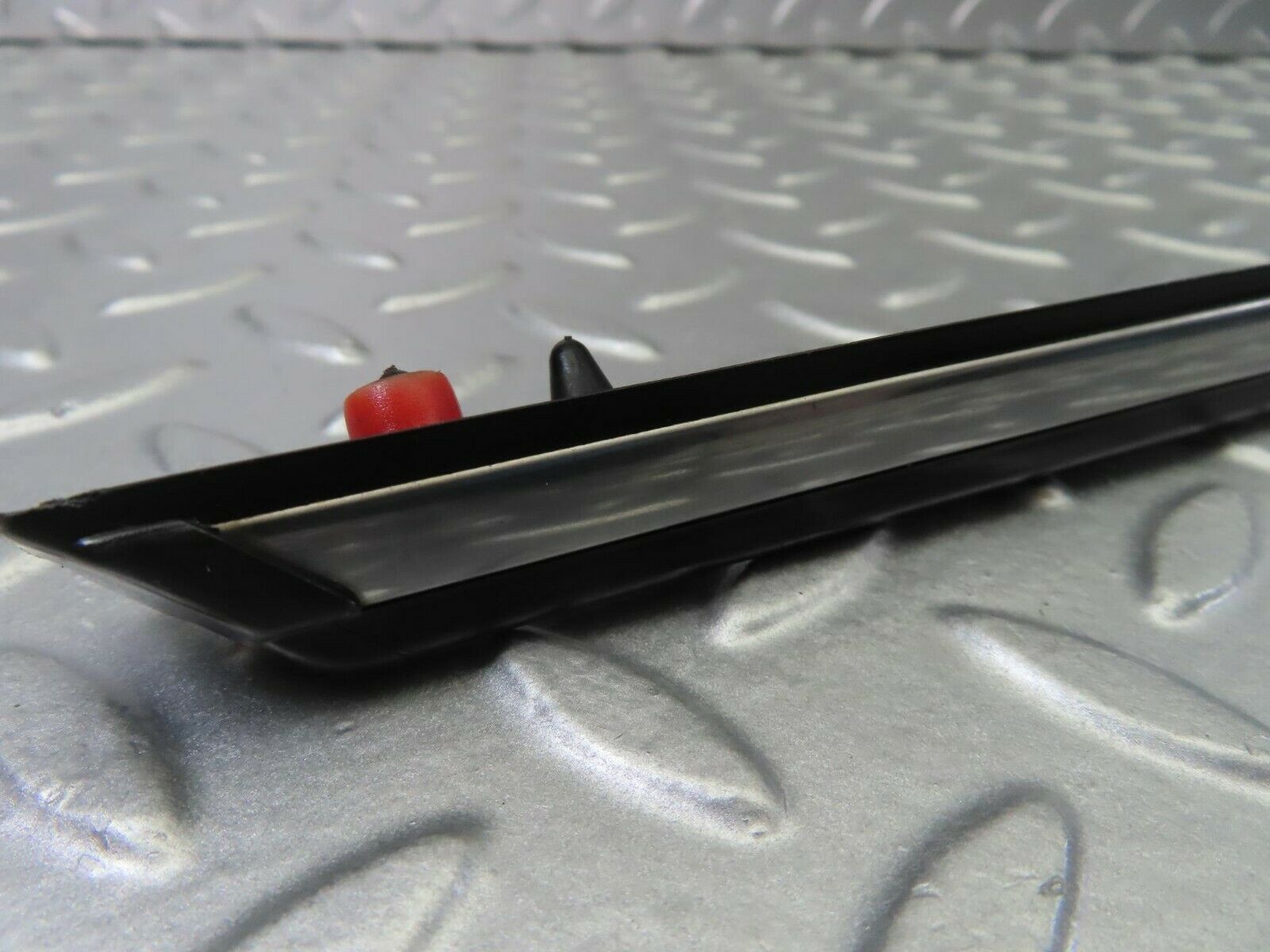 10276 Mercedes-Benz W123 Rear Left Door Centre Moulding Trim