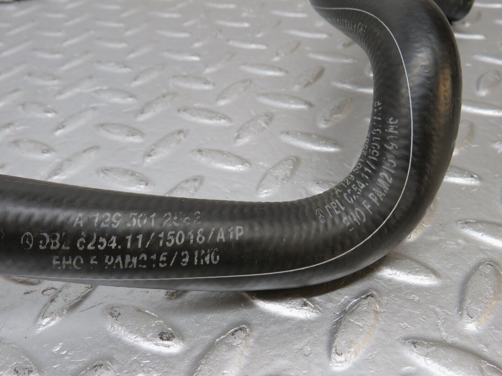 39690 Mercedes-Benz R129 320SL Coupe Radiator Lower Hose Pipe 1295012582