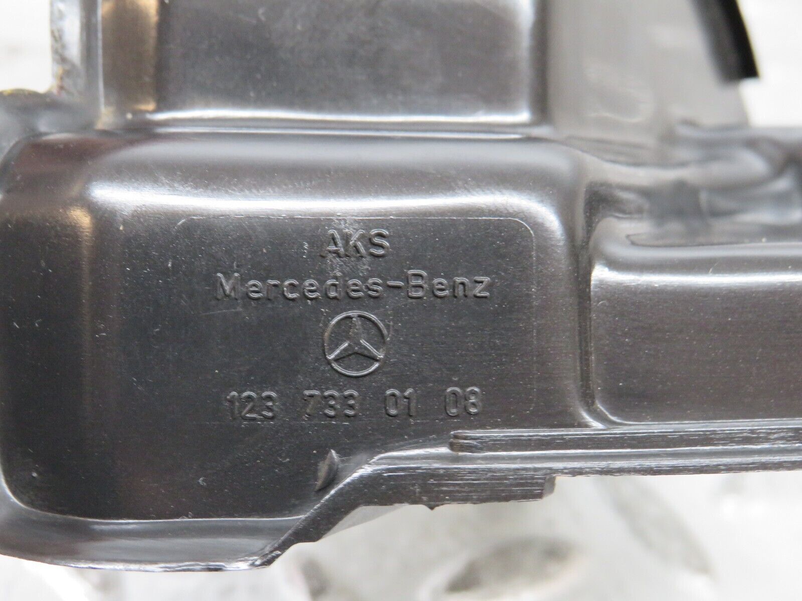 27405 Mercedes-Benz W123 280E Rear Left Door Lock Mechanism 1237230108