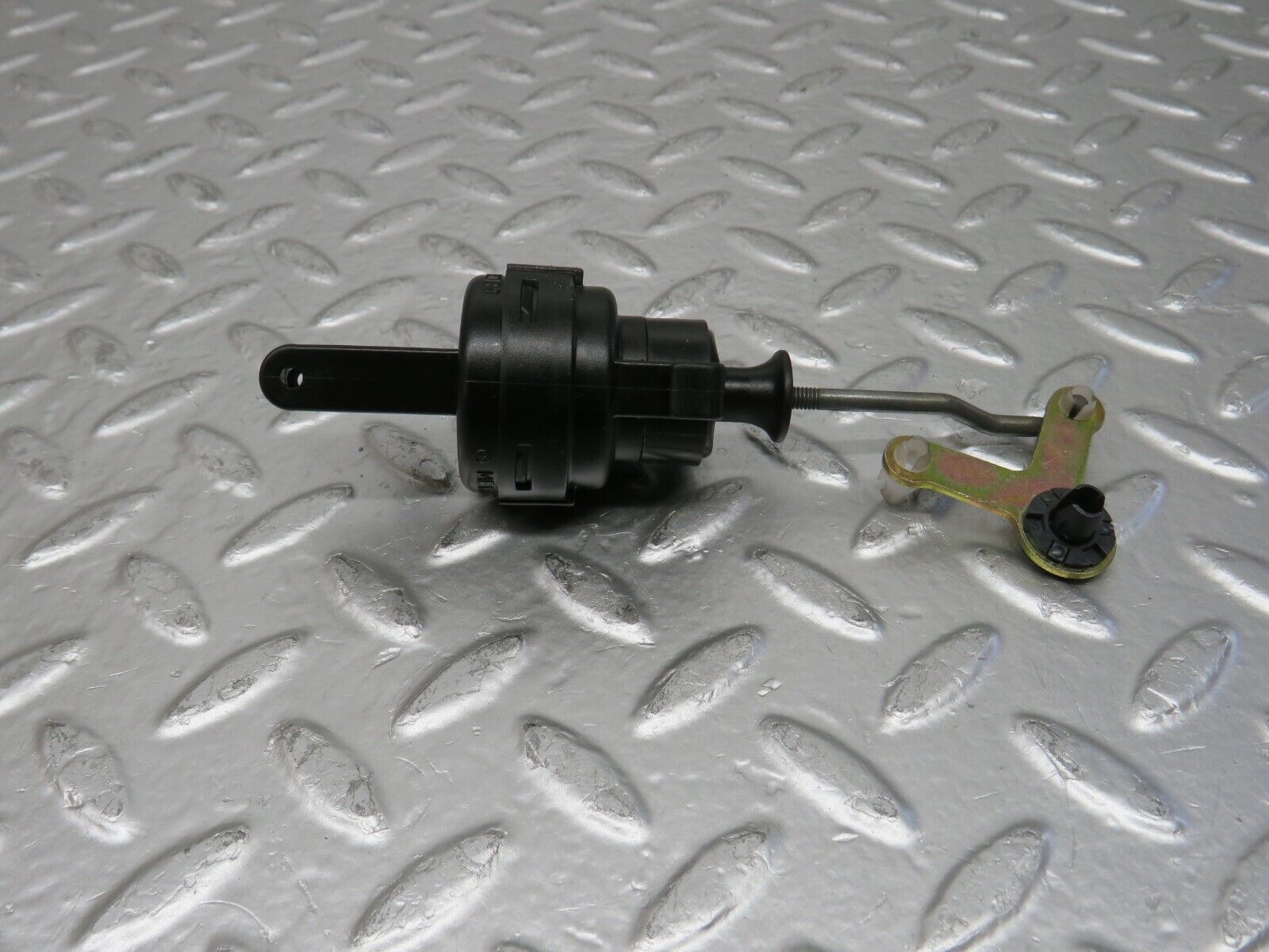 24963 Mercedes-Benz W140 S320 Left Door Lock Vacuum Actuator 400139