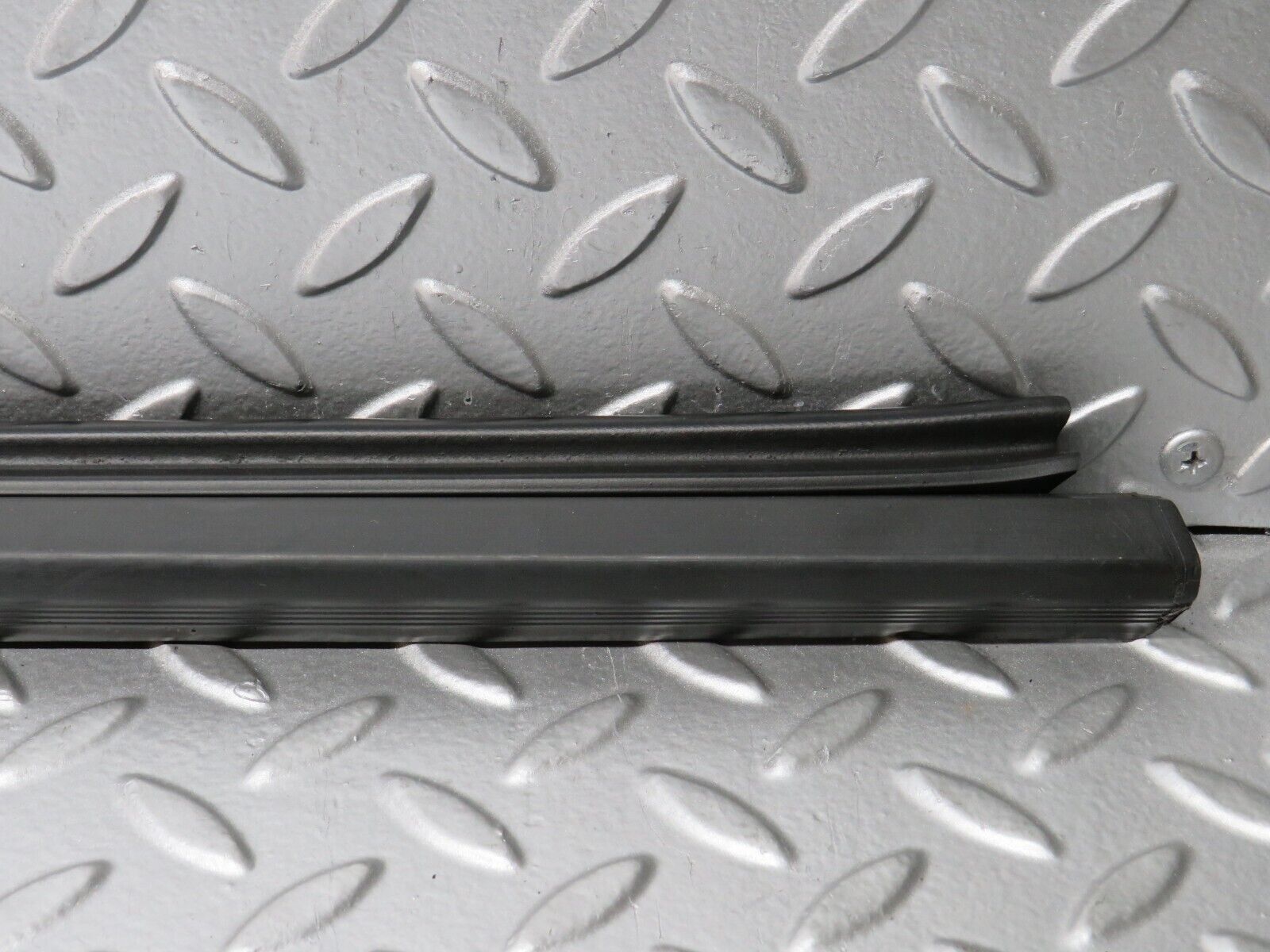 32590 Mercedes-Benz S124 300TE Wagon Door Lower Sealing Rubber Trim Right