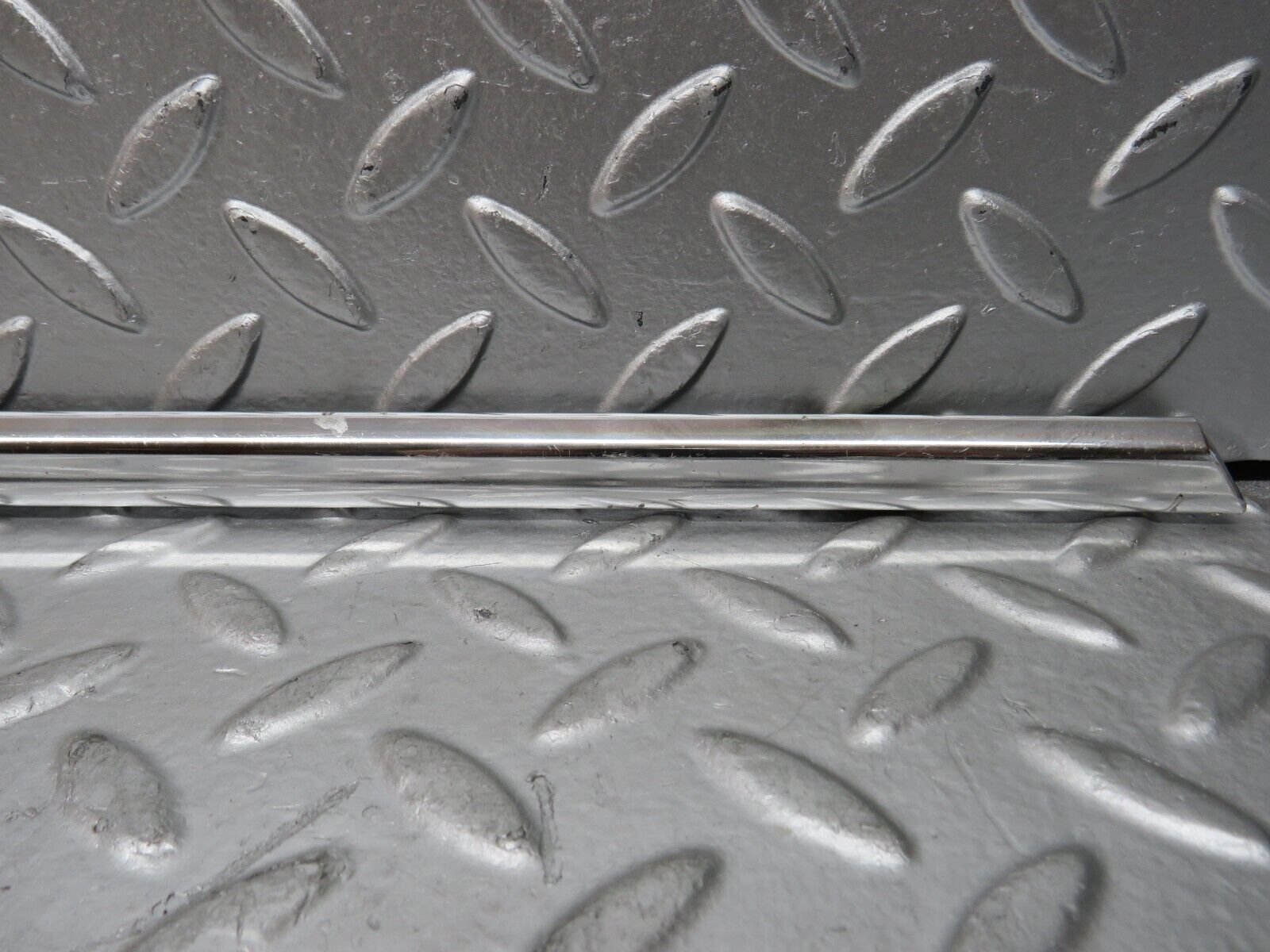 28184 Mercedes-Benz W123 280E Front Right Door Chrome Moulding Trim