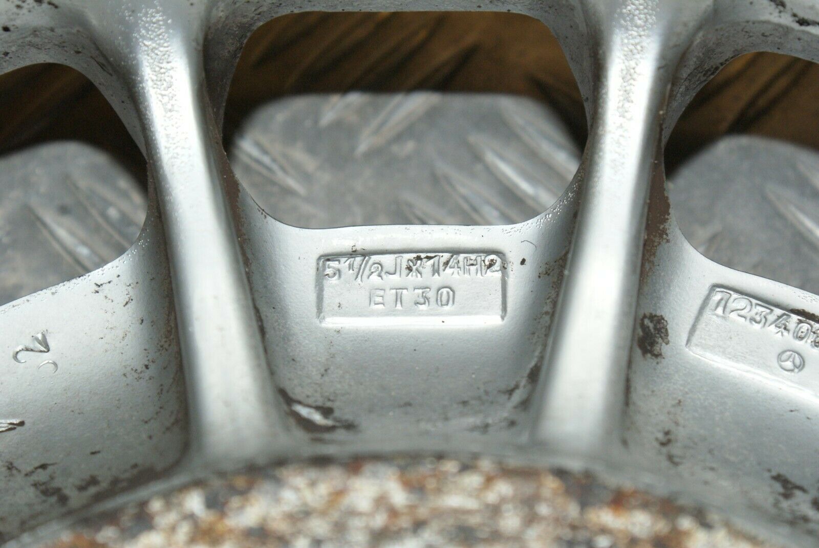 2457 Mercedes-Benz W123 Alloy Wheel Mexican Hat 5.5Jx14H2 ET30 1234001702