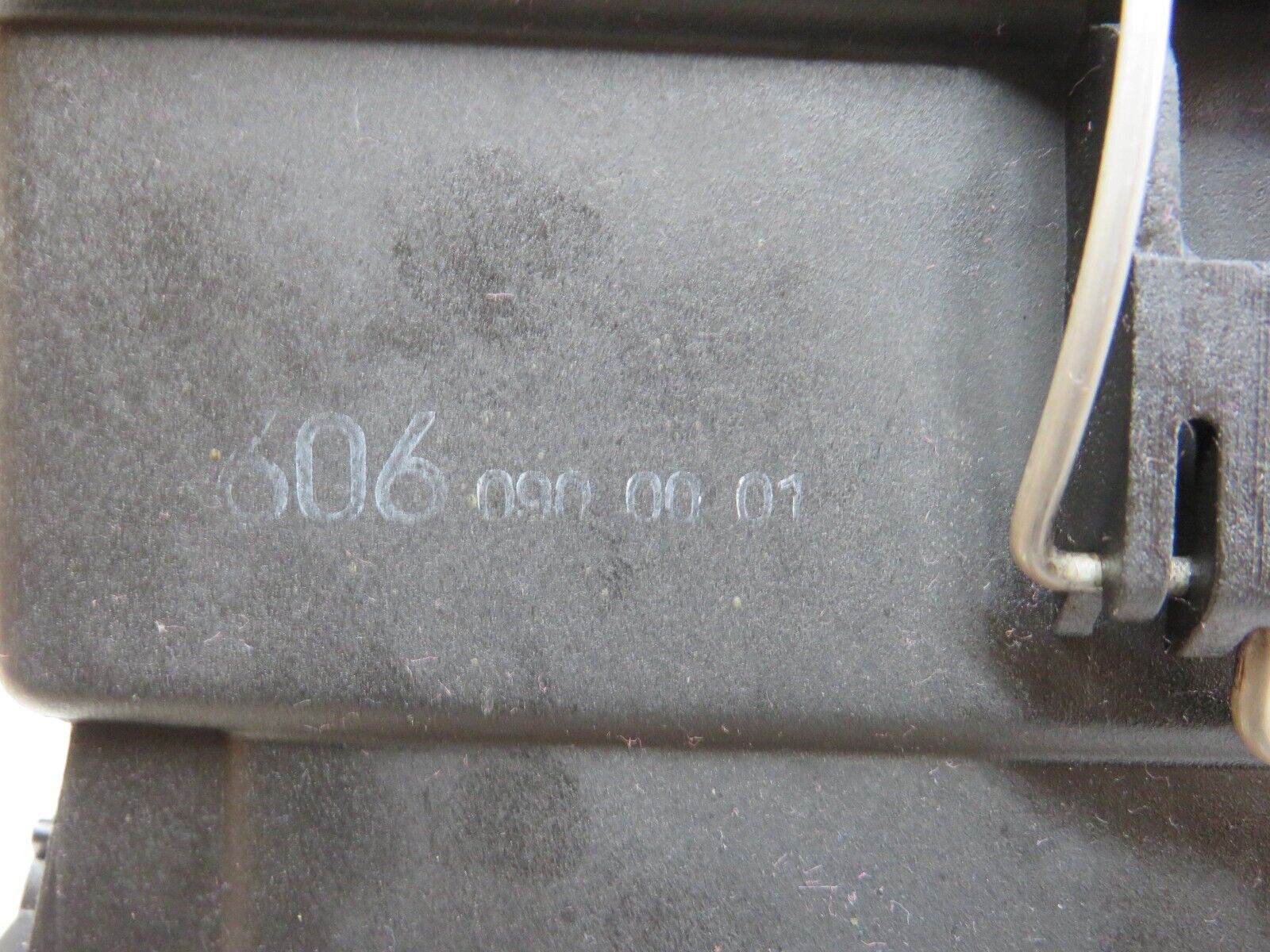 27780 Mercedes-Benz S124 300TE Wagon Air Filter Housing 6060900001