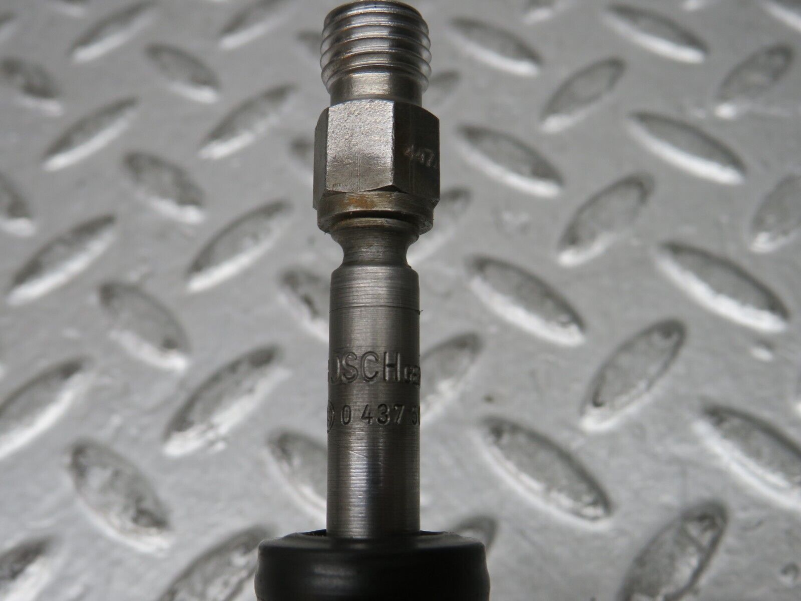 28663 Mercedes-Benz W123 230E Fuel Injector Bosch 0437502010