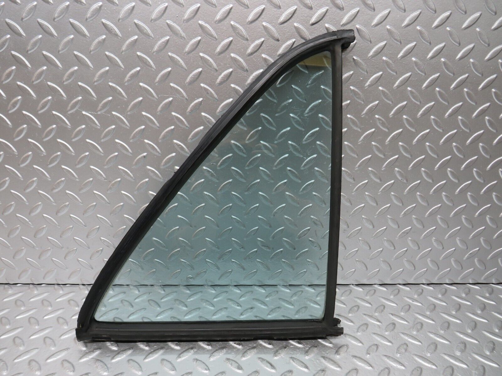 26830 Mercedes-Benz W123 240D Rear Right Quarter Glass