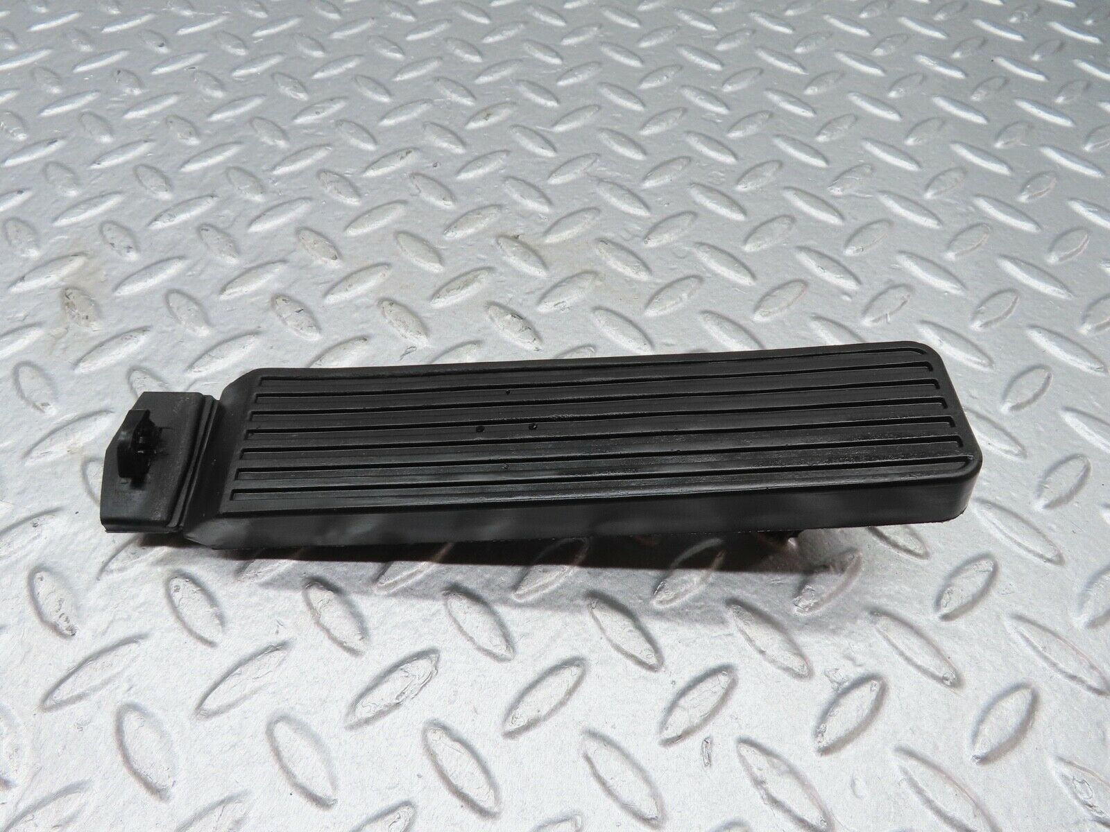 18072 Mercedes-Benz W123 200 Accelerator Pedal With Rubber 1163010182