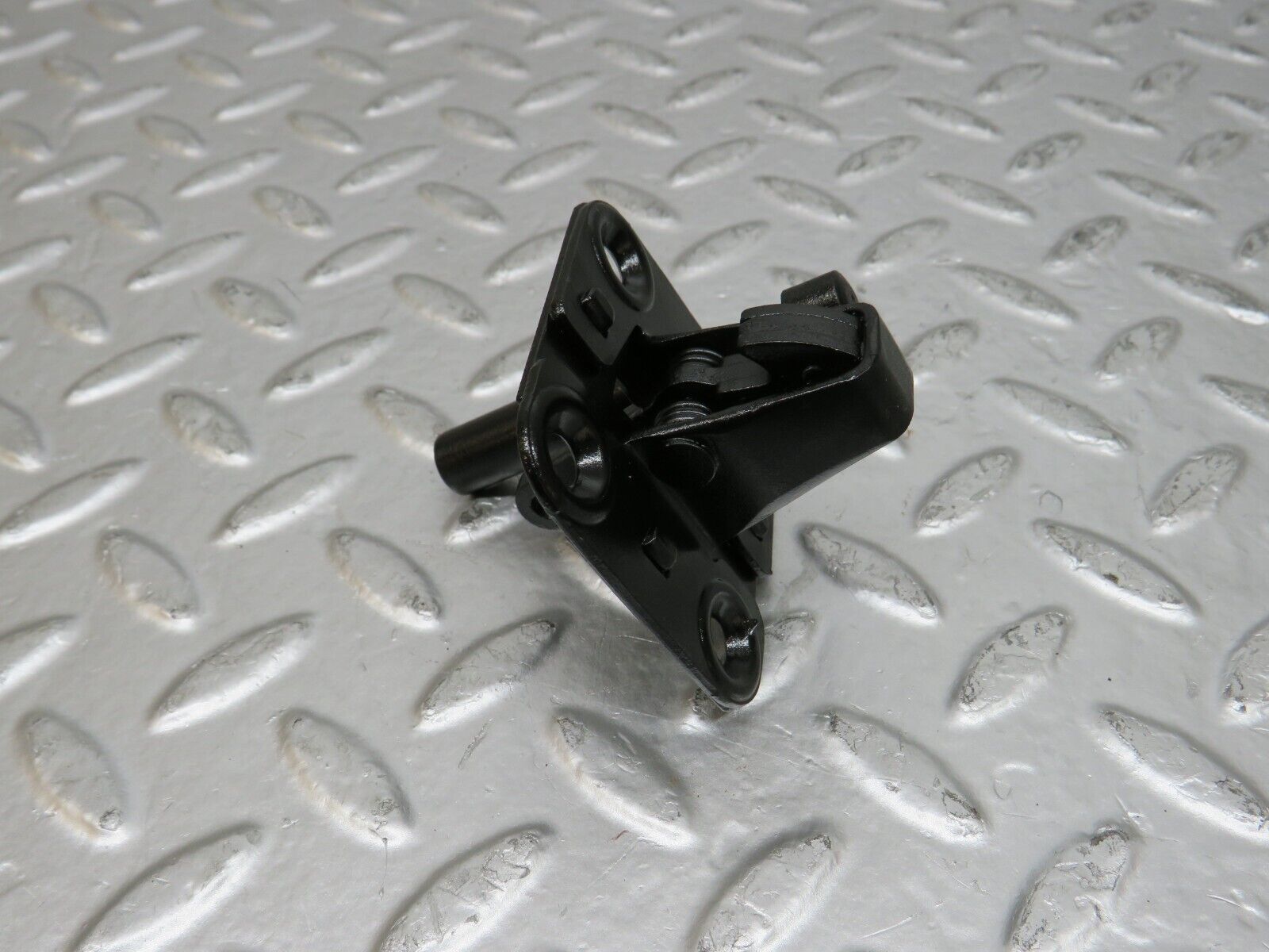 25418 Mercedes-Benz W123 200 Bonnet Lock Catch