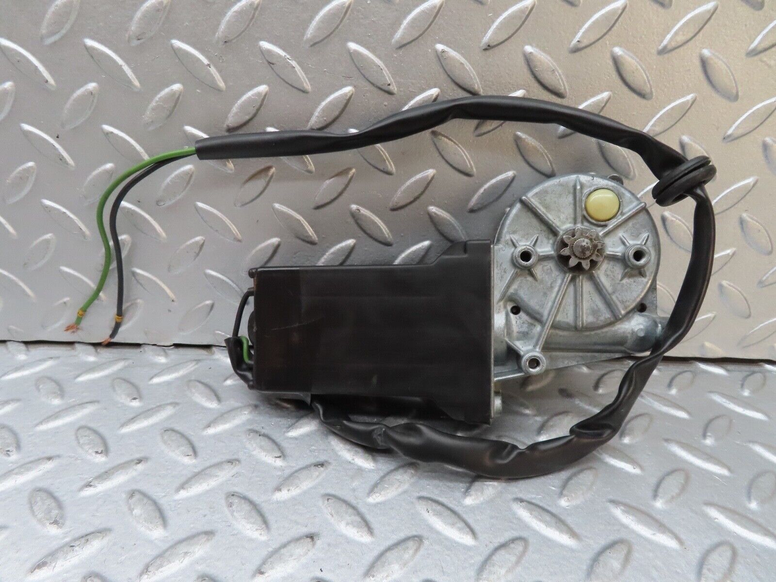 17551 Mercedes-Benz W116 450SEL Rear Left Window Regulator Motor 0130820063