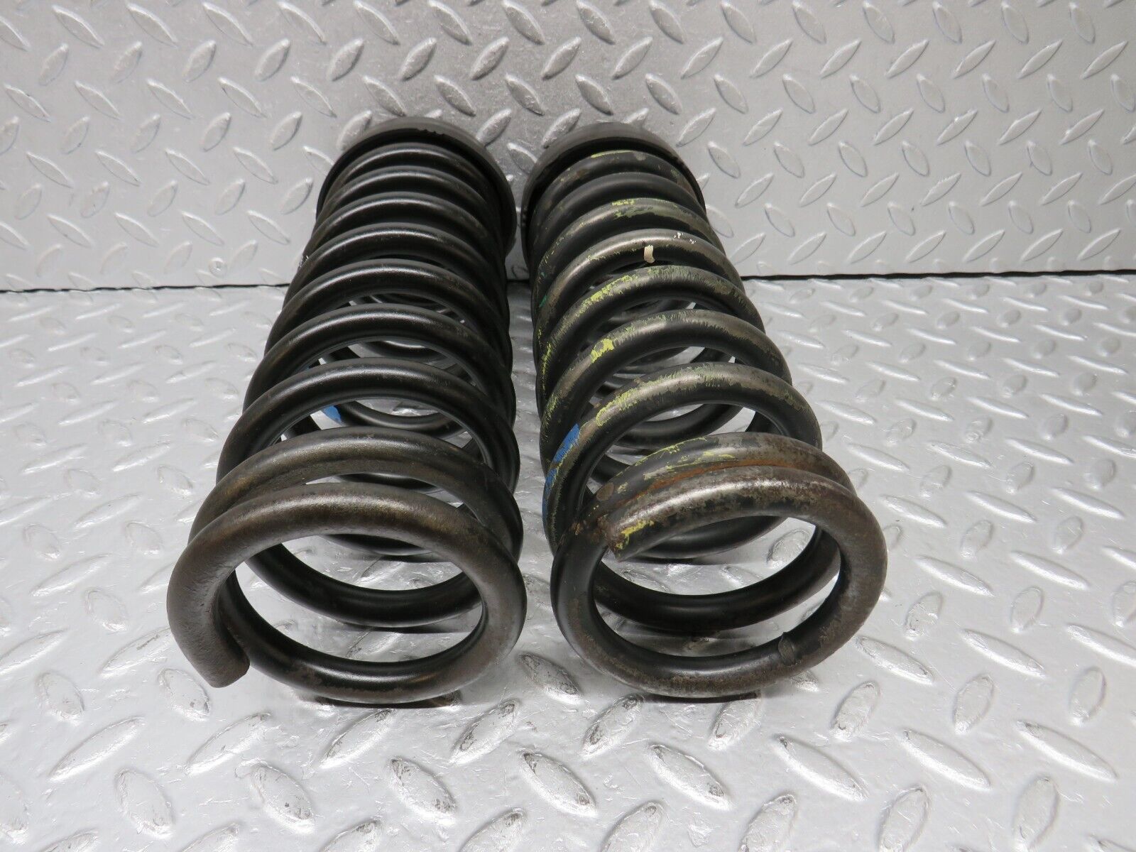 39021 Mercedes-Benz W201 190E 2.6L Rear Coil Spring Pair 2013243604