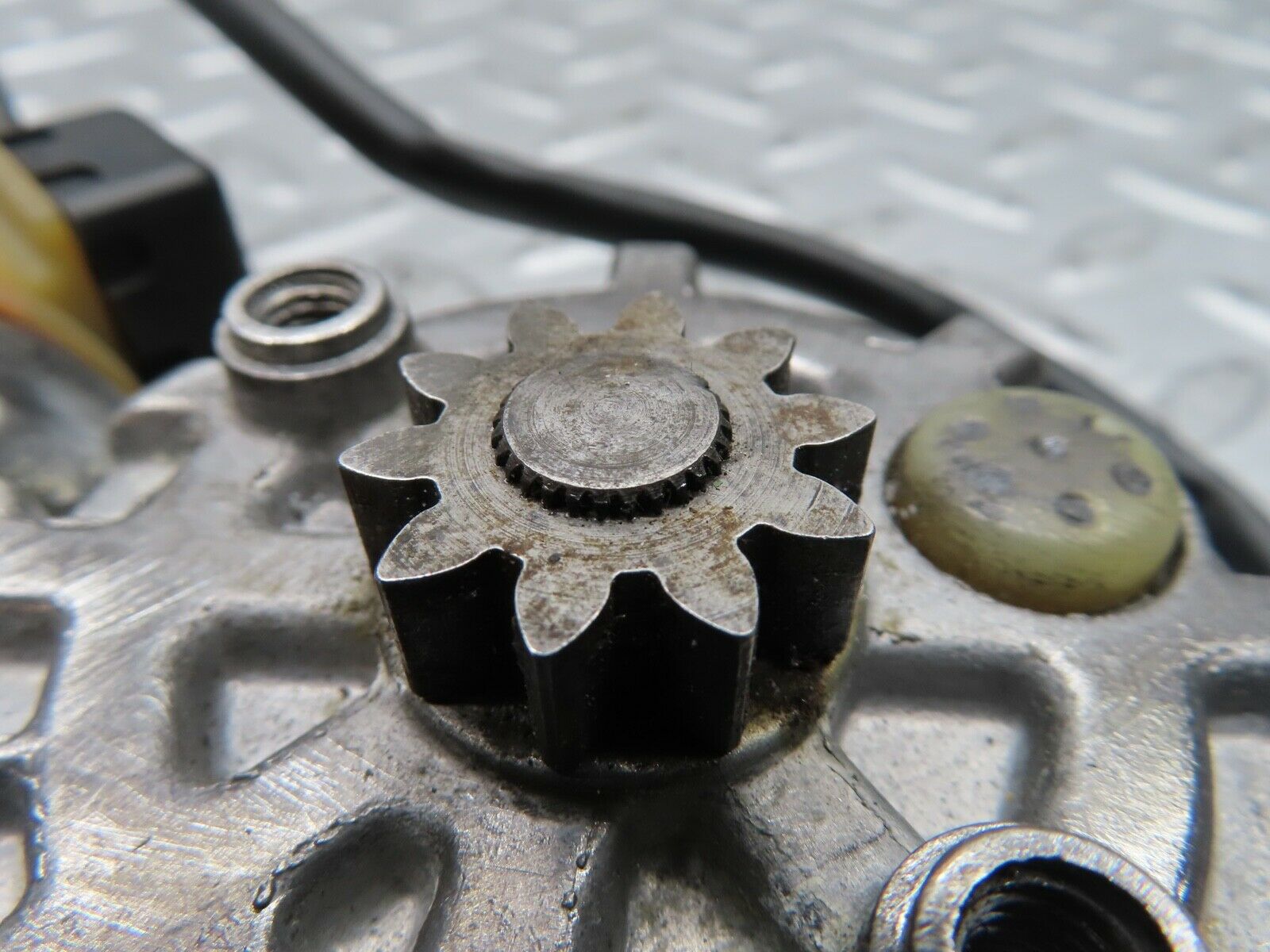 21441 Mercedes-Benz W126 300SE Rear Left Window Regulator Motor 0130821037