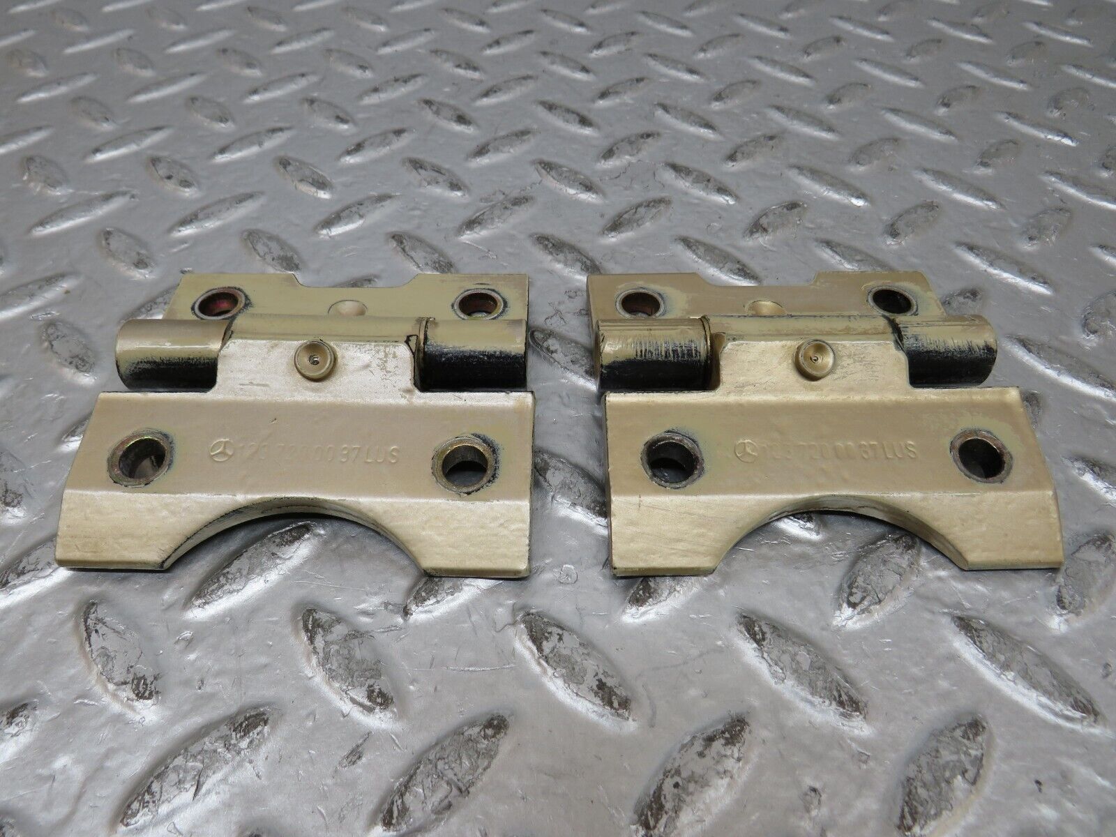 27235 Mercedes-Benz W123 280E Door Hinge Pair 1237200037