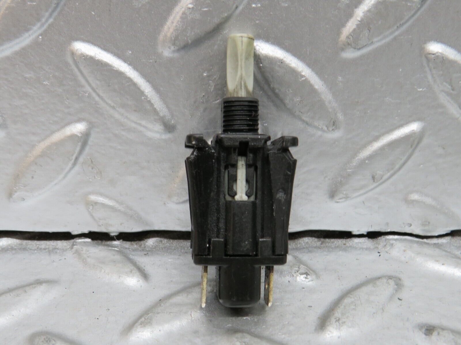 29168 Mercedes-Benz C124 320CE Door Contact Switch With Bracket 2018202110