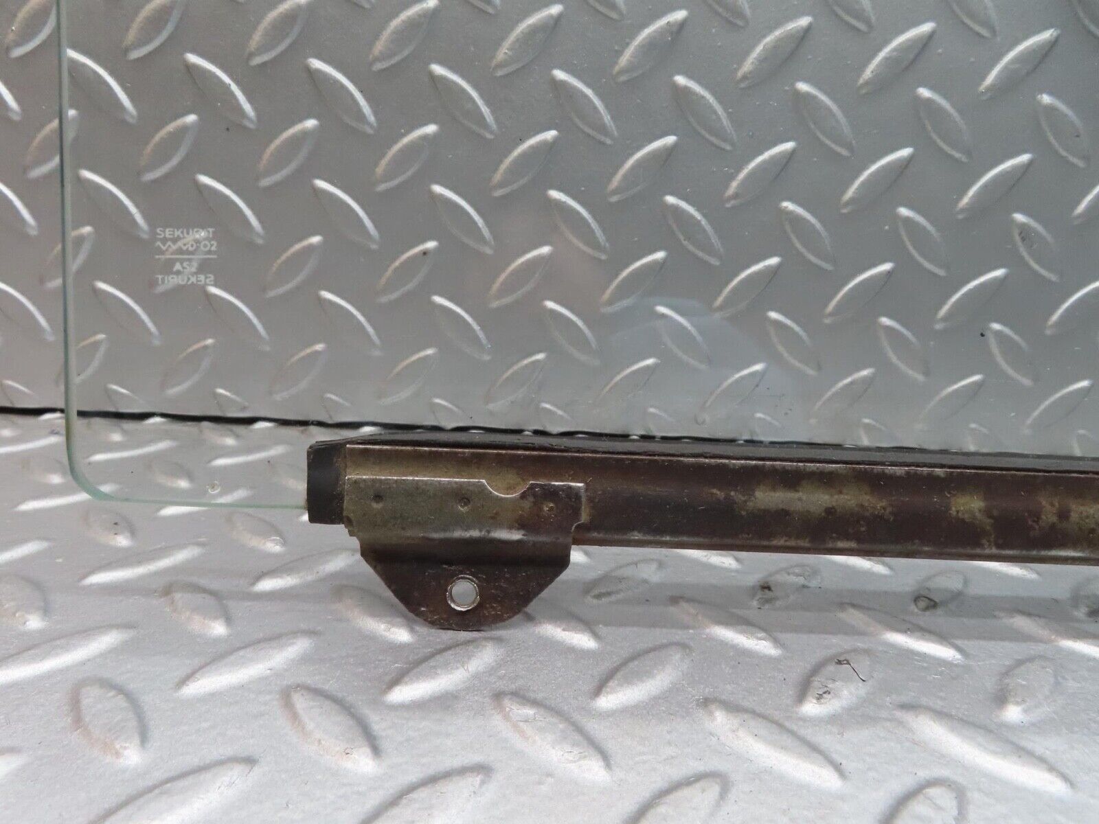 12657 Mercedes-Benz W111 220SE Front Right Door Window Glass