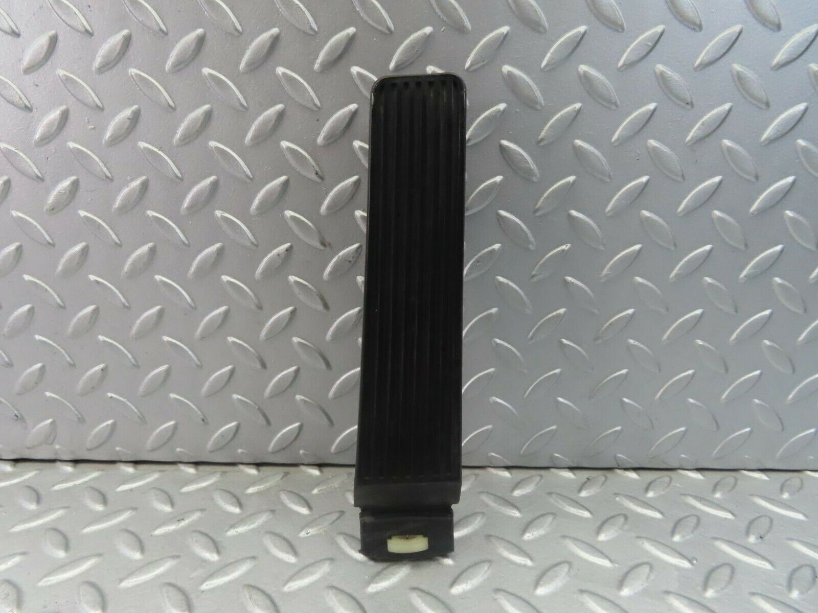 8318 Mercedes-Benz W116 Accelerator Pedal With Rubber 1163010082