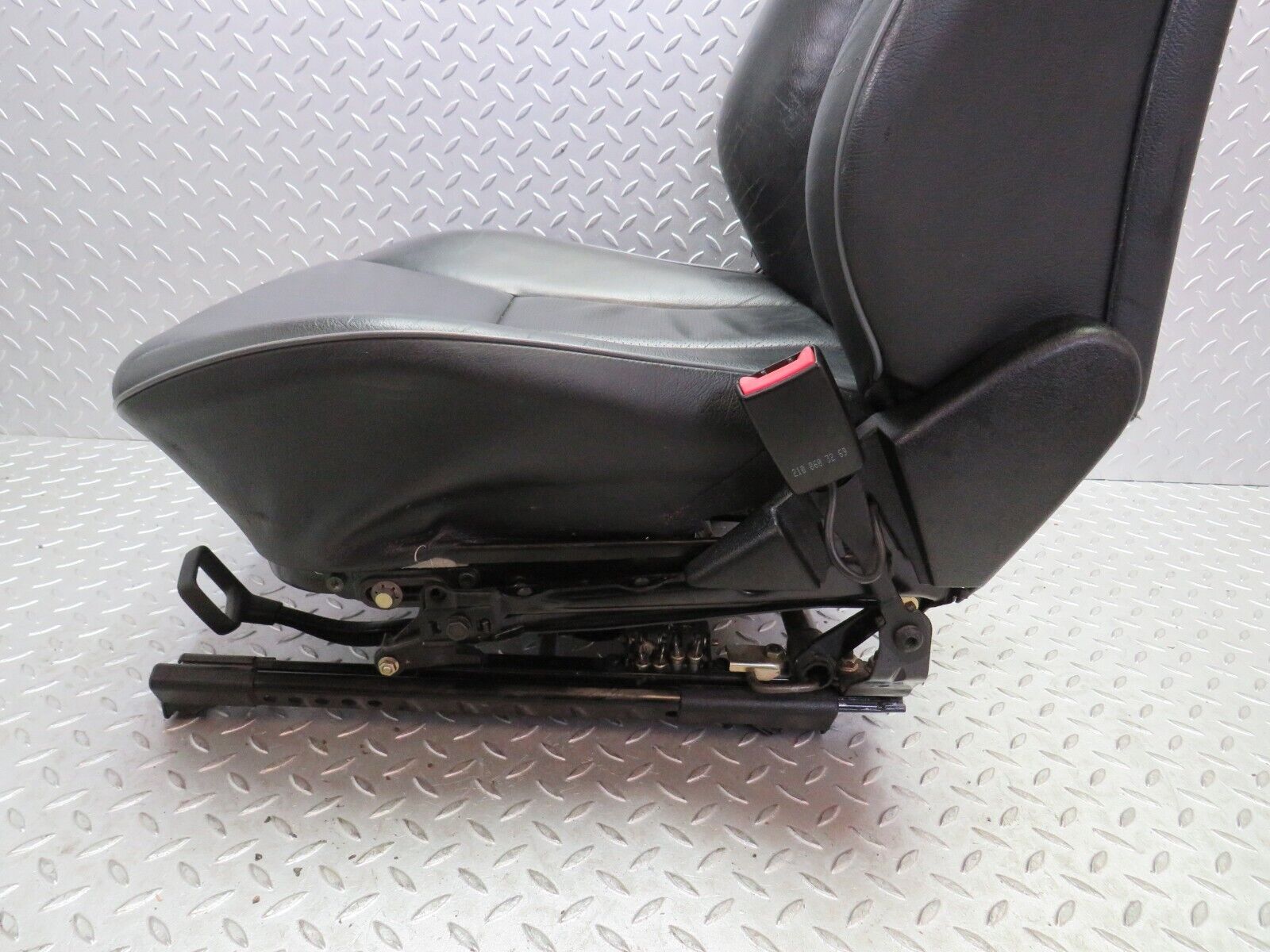 34800 Mercedes-Benz W210 320E Electric Front Right Seat Black Leather