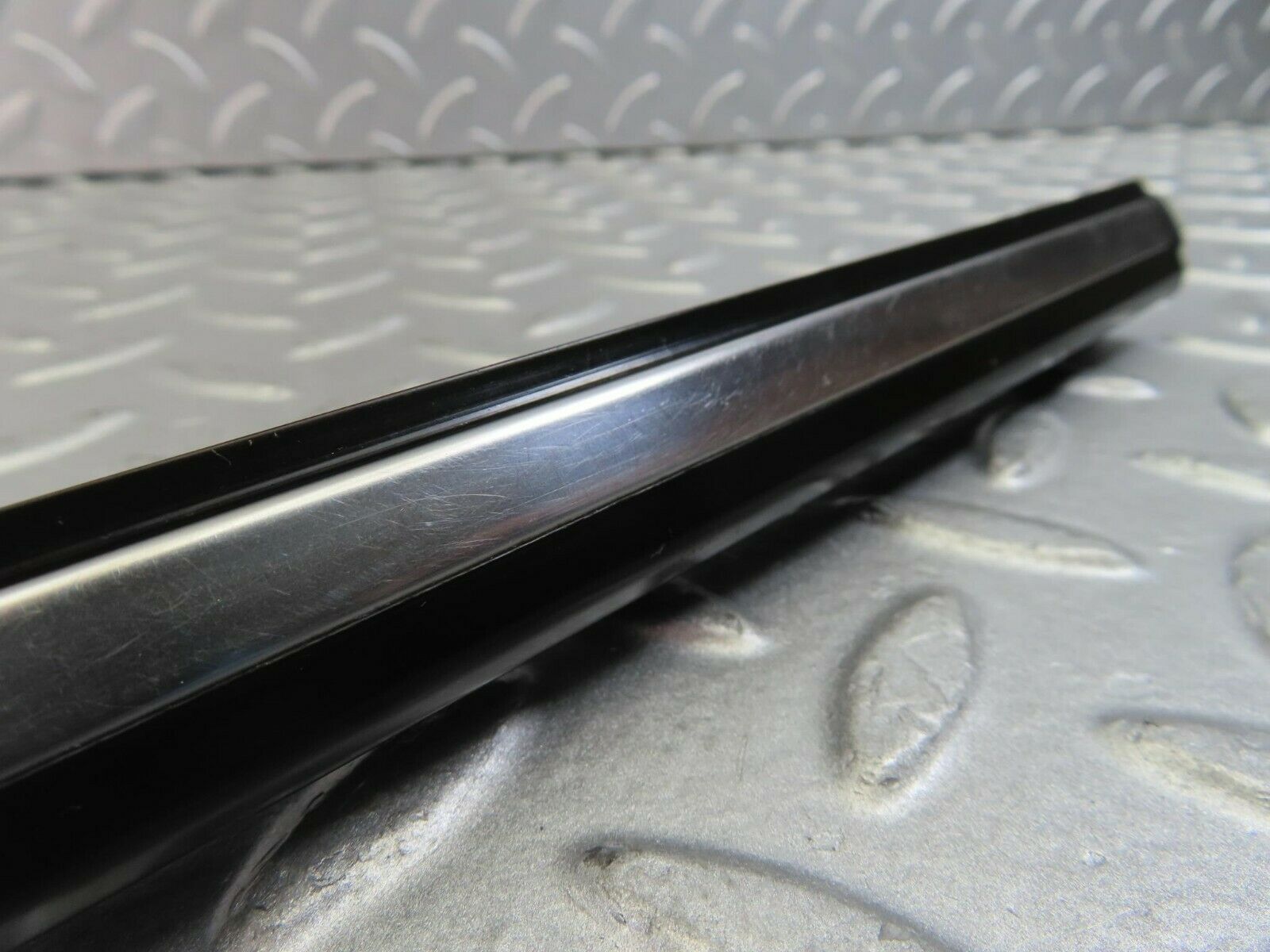 10277 Mercedes-Benz W123 Rear Left Door Centre Moulding Trim