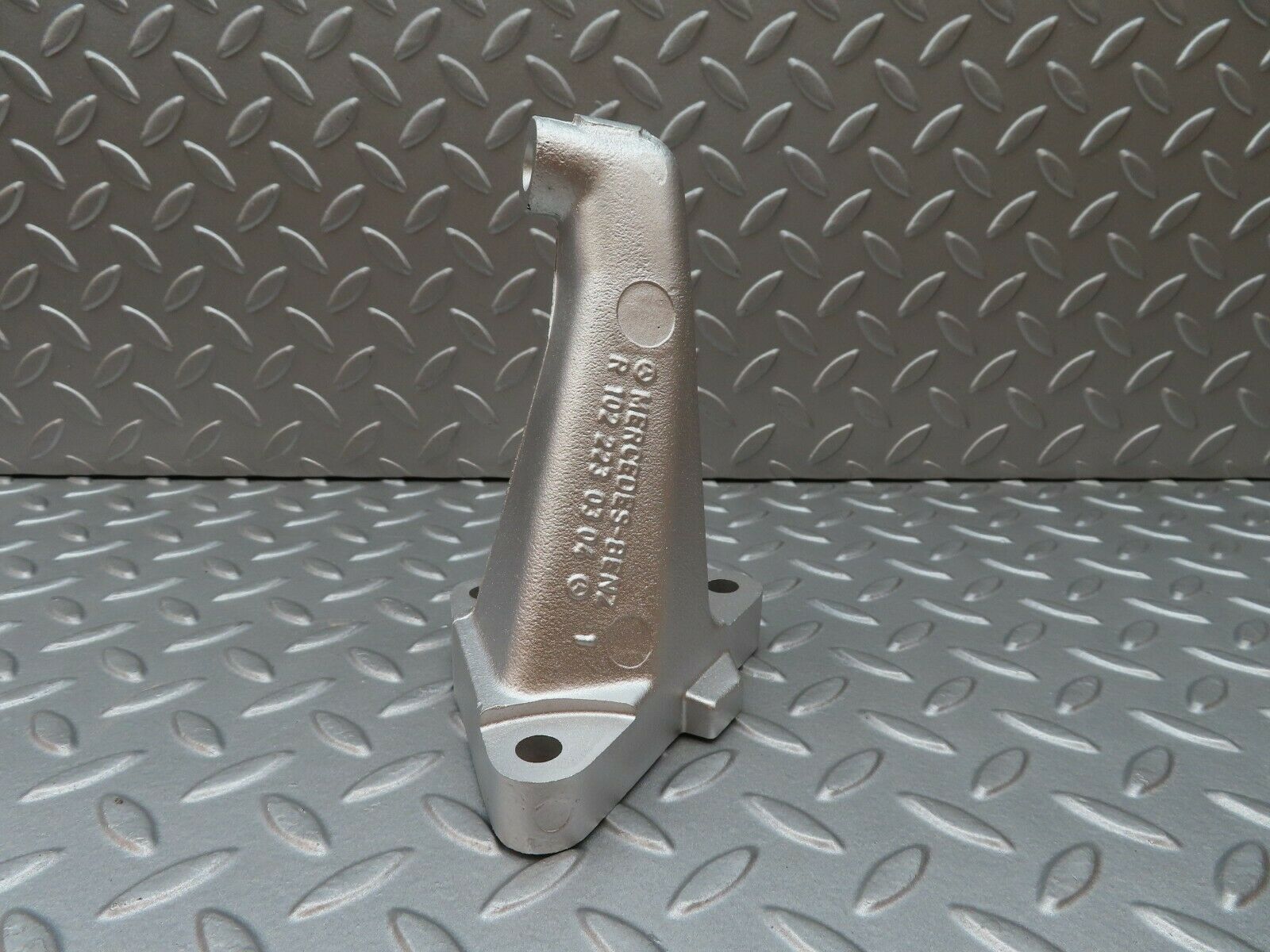 3832 Mercedes-Benz S123 200T Wagon Engine Mount Bracket Right Side 1022230304