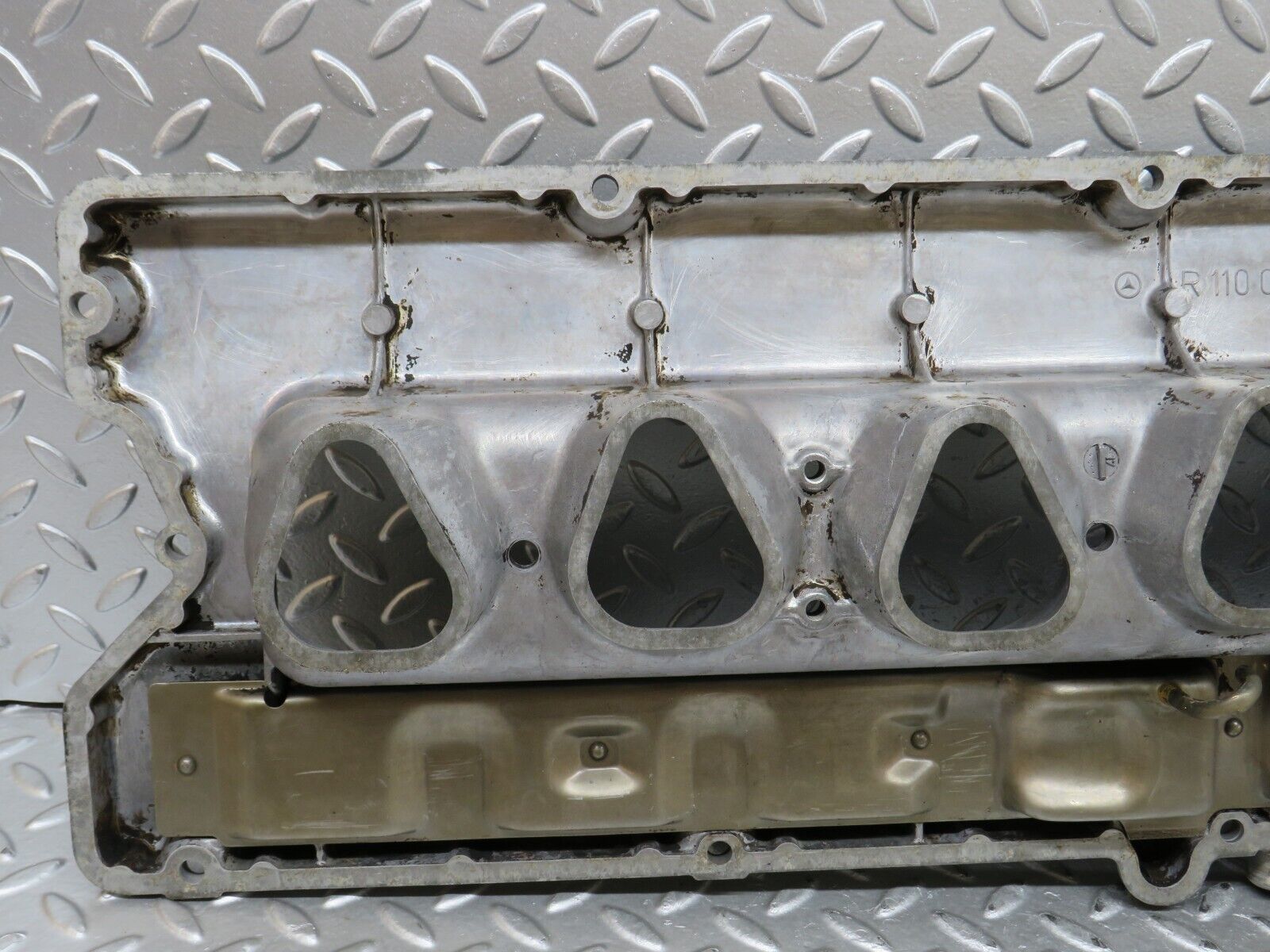 28071 Mercedes-Benz W123 280E Cylinder Head Valve Cover 1100160905