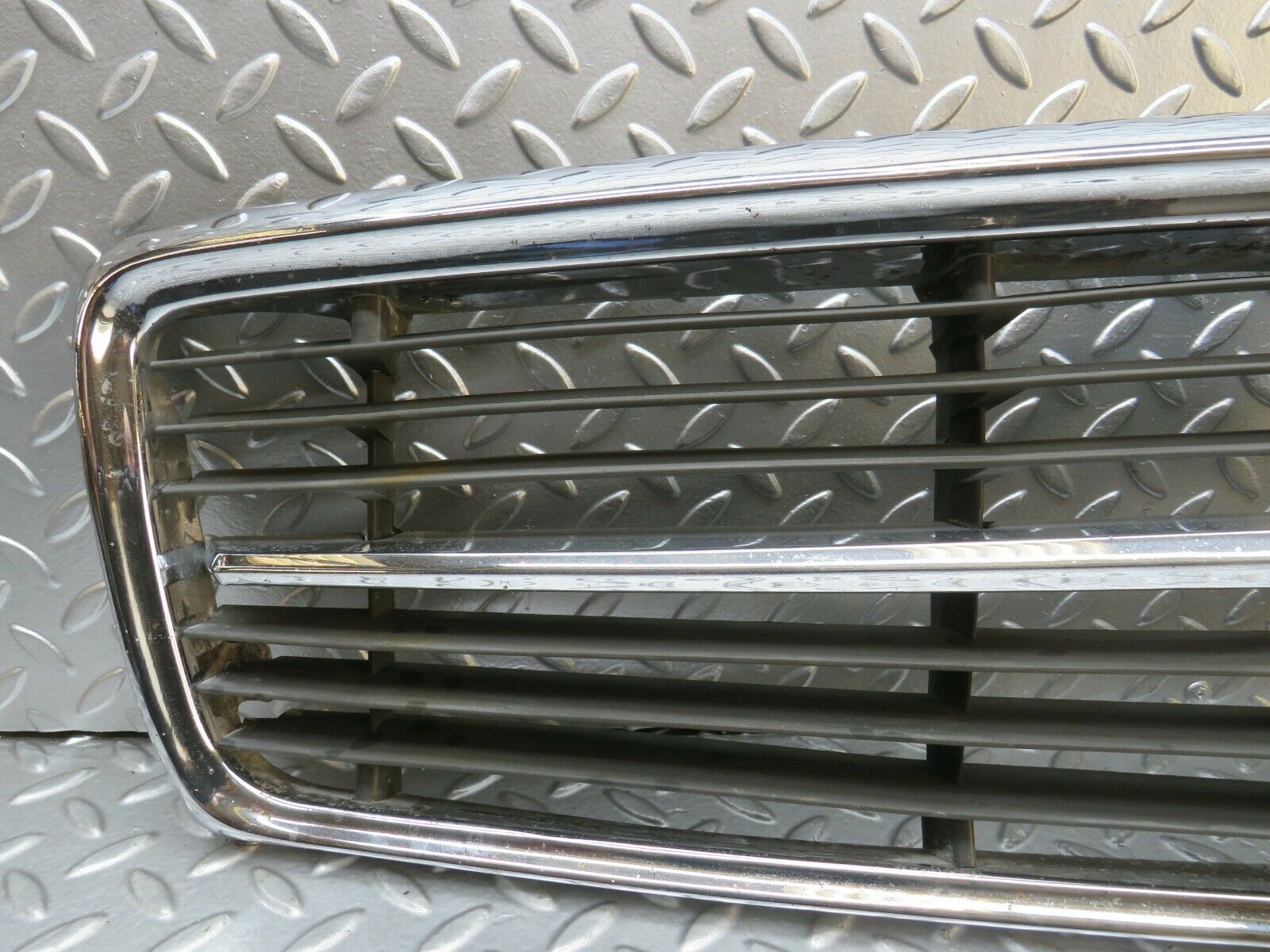 22852 Mercedes-Benz C107 450SLC Coupe Bonnet Grill 1078881523