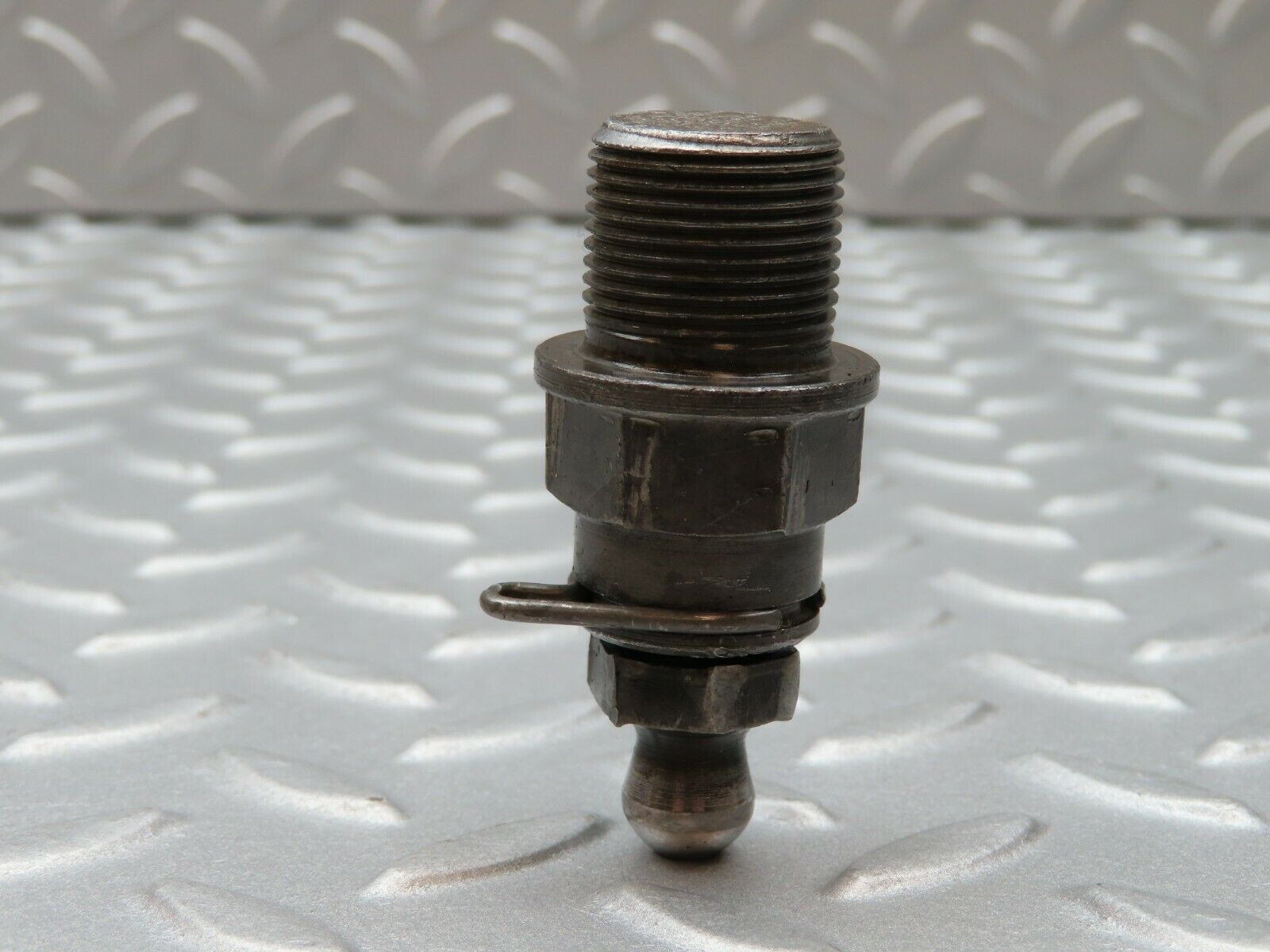 3547 Mercedes-Benz W108 280SE Ball Studs For Rocker Arm Mounting (Timing)