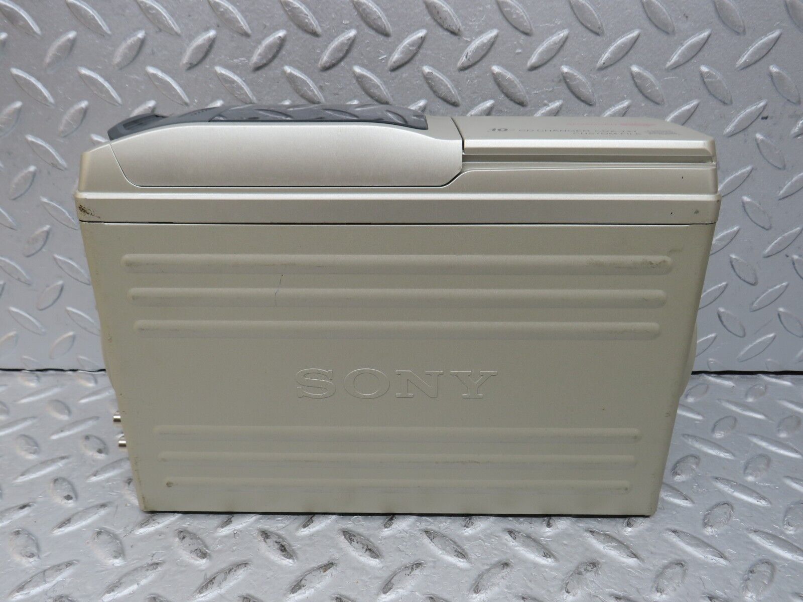 36502 Mercedes-Benz W201 190E 2.0L Disc Changer SONY CDX-727