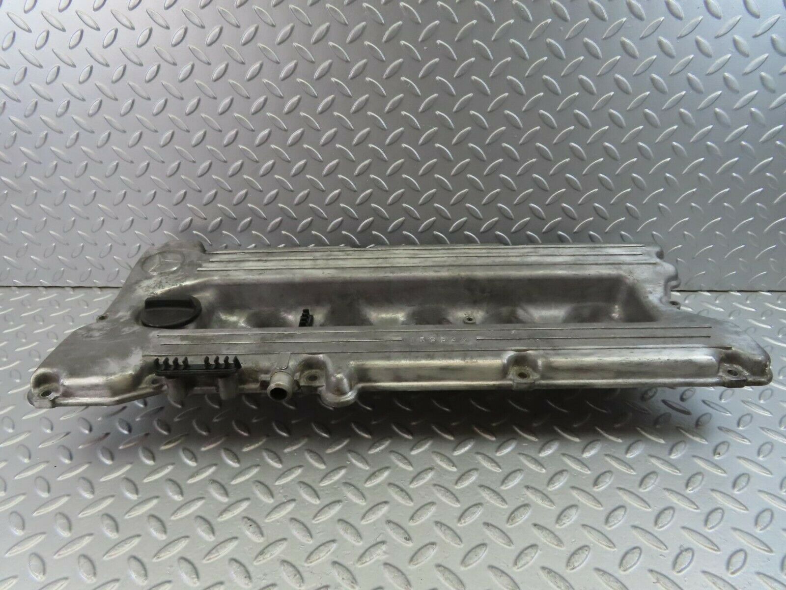 10187 Mercedes-Benz C123 280CE Coupe Cylinder Head Valve Cover 1100160905