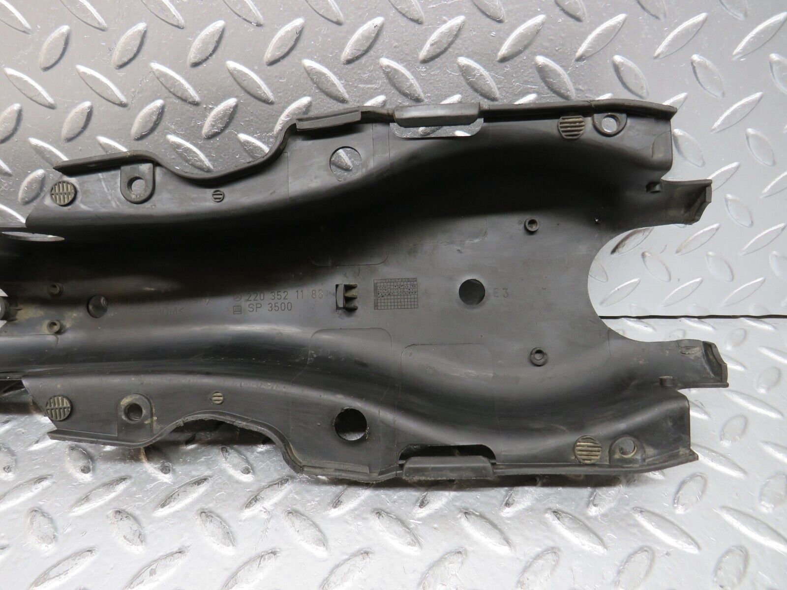 30210 Mercedes-Benz W220 S430 Rear Left Control Arm Cover 2203521188