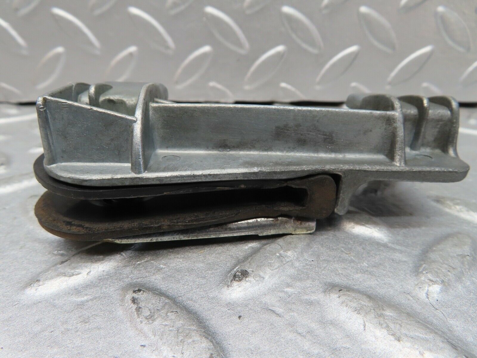 16928 Mercedes-Benz C123 280CE Coupe Door Glass Fixing Clip Left 1237250132