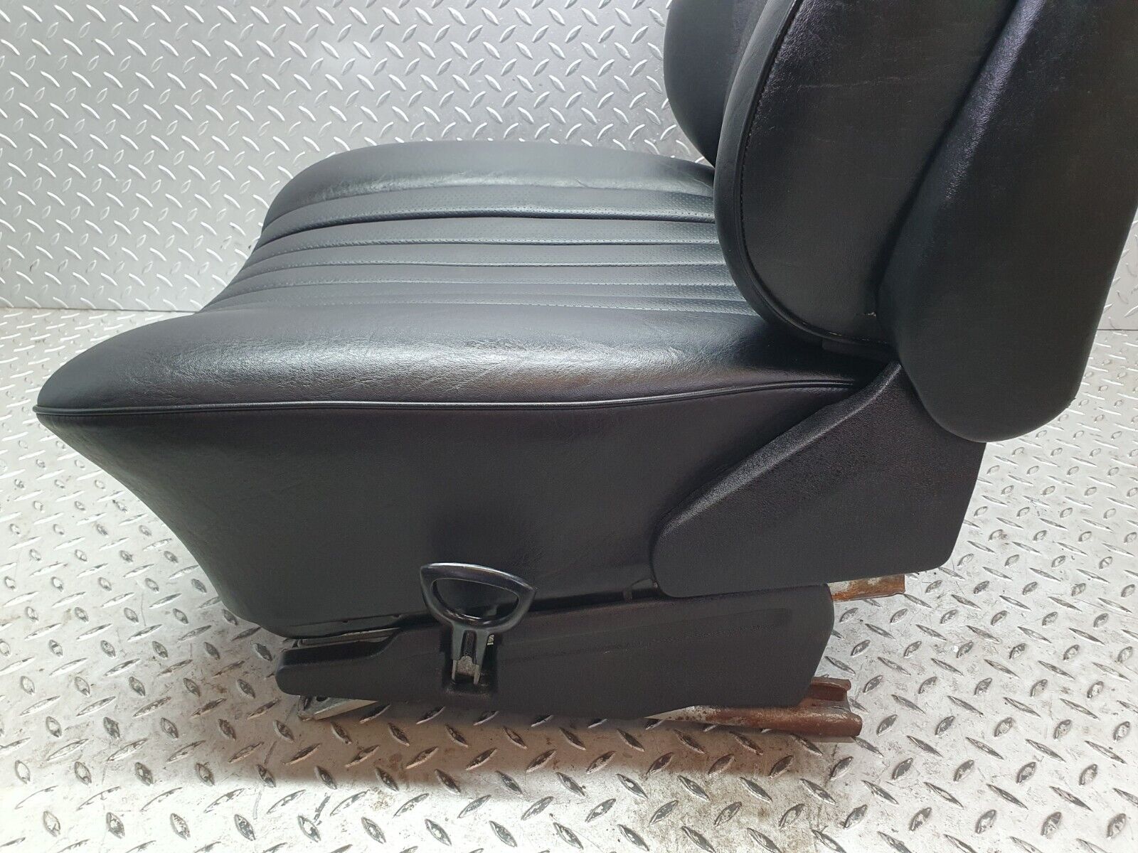 40807 Mercedes-Benz W123 300D Front Left Seat Leather Black