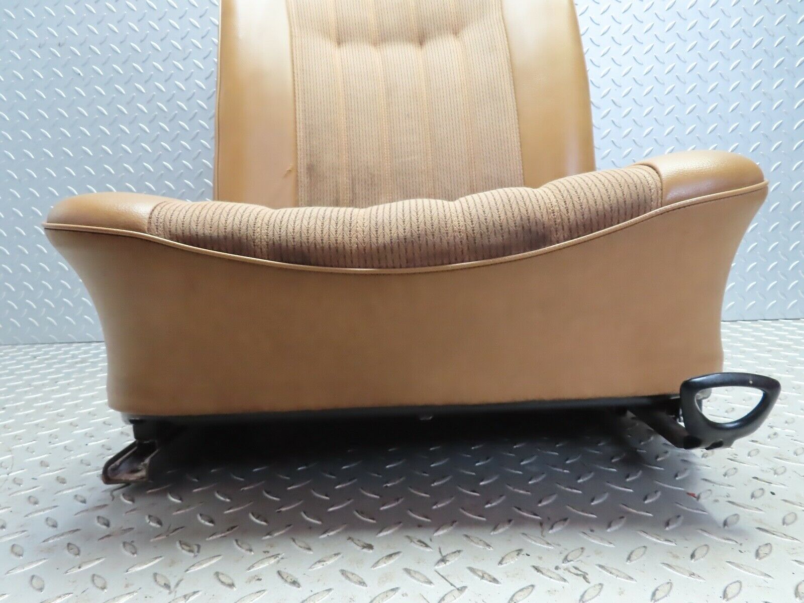 20218 Mercedes-Benz W114 280CE Coupe Front Right Seat Beige