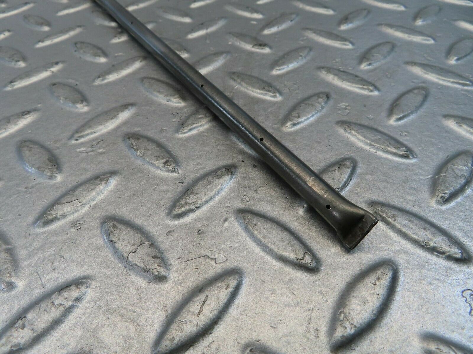 10965 Mercedes-Benz W115 220D Camshaft Oil Tube