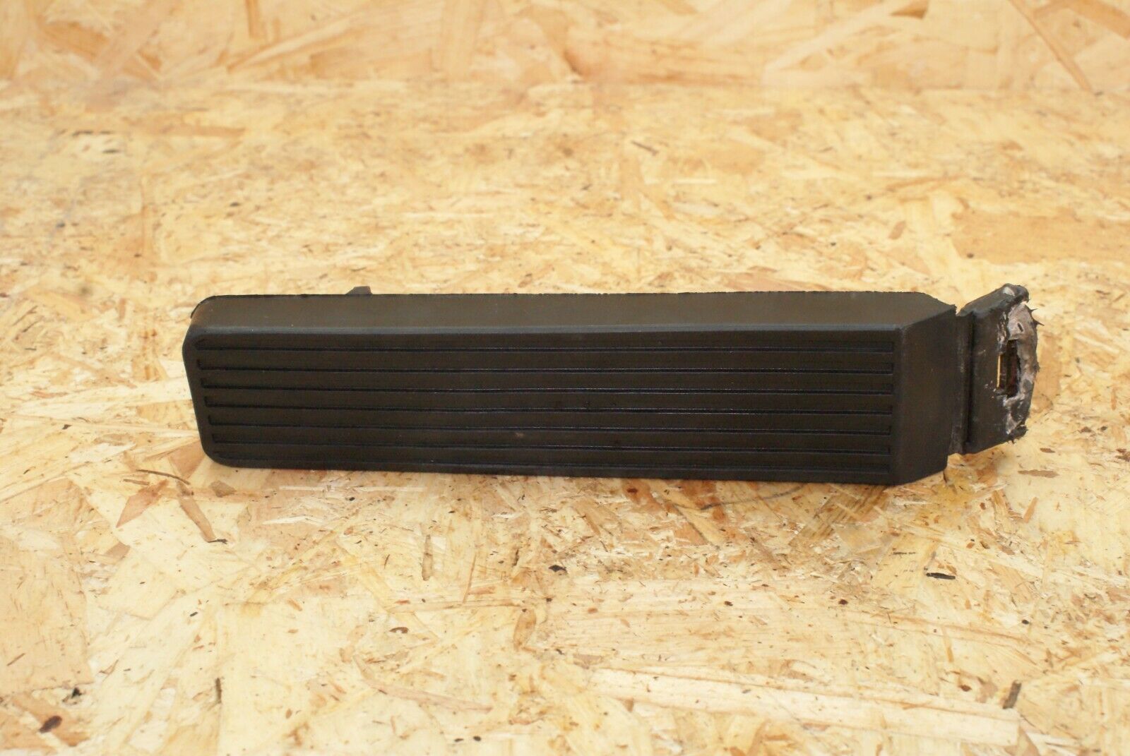 2384 Mercedes-Benz W123 280E Accelerator Pedal With Rubber Cover 1233010082