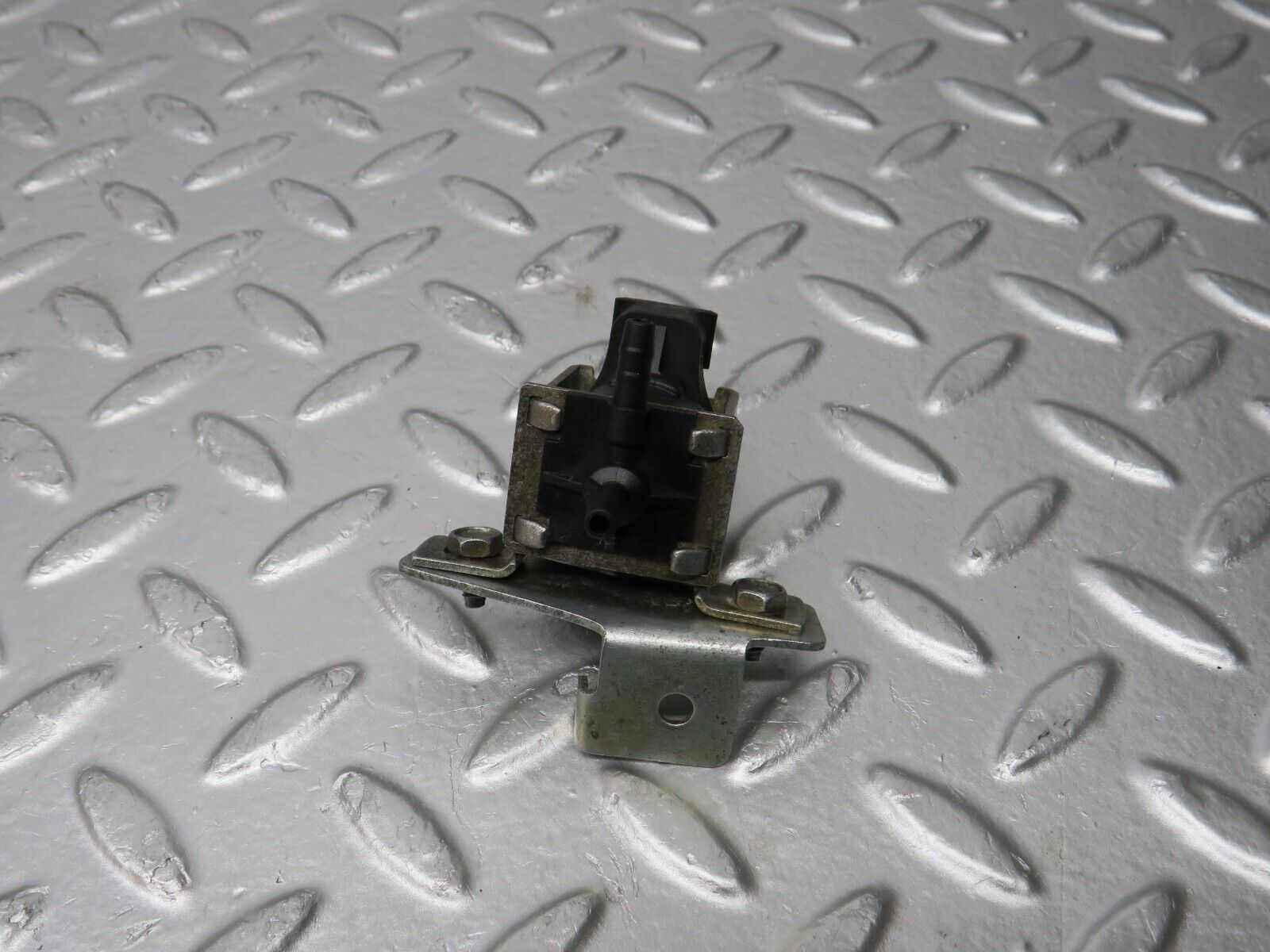 31618 Mercedes-Benz W201 190LE 1.8L Vacuum Control Valve Pierburg 0015407097