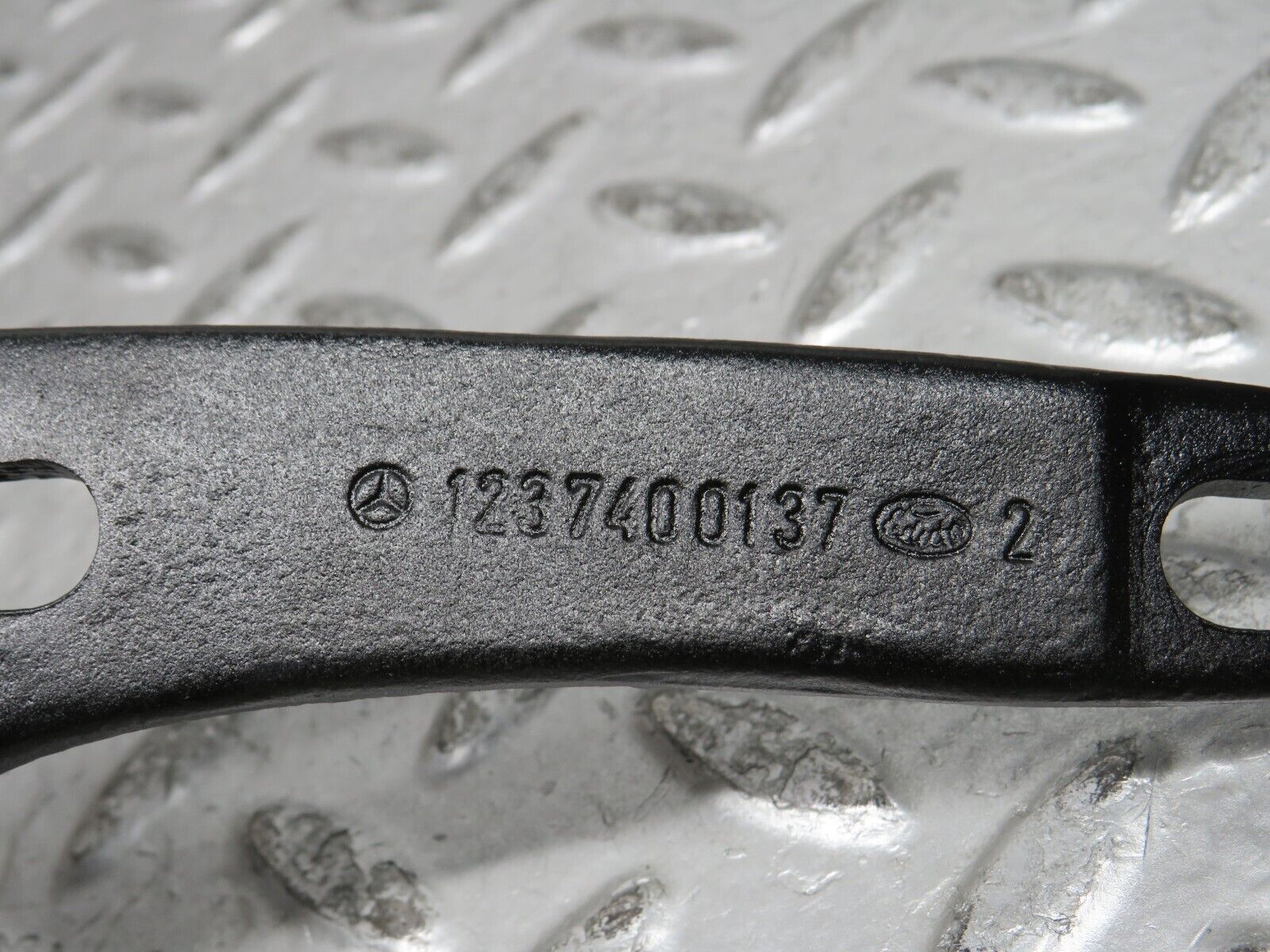 28400 Mercedes-Benz S123 240D Wagon Tailgate Hinge Right 1237400137