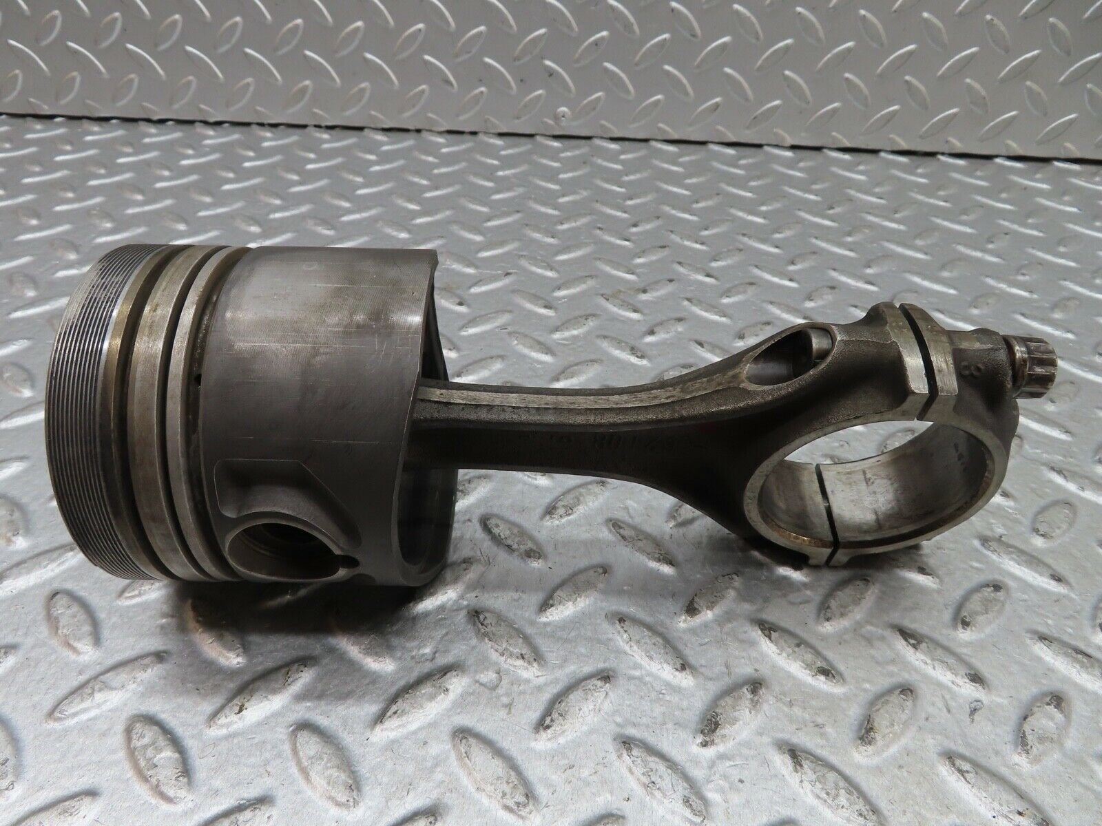19197 Mercedes-Benz W123 300D Piston With Connecting Rod 91.48 mm