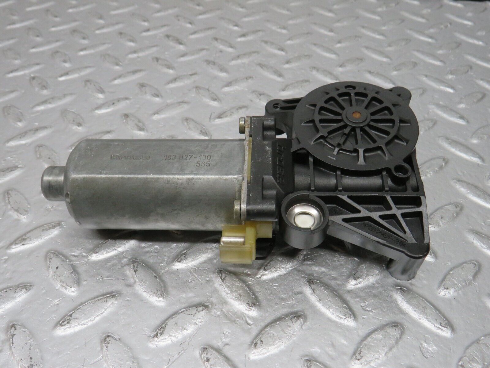 33413 Mercedes-Benz W202 C180 Window Regulator Motor Front Left 0130821638