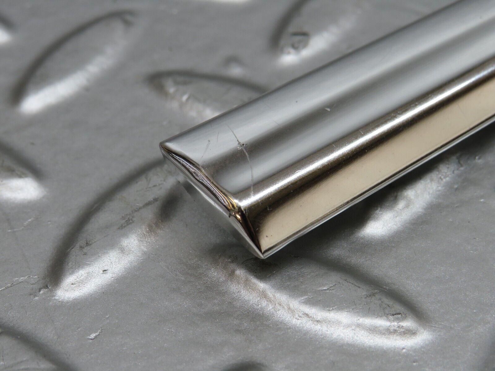 27115 Mercedes-Benz W123 280E Front Left Door Chrome Moulding Trim