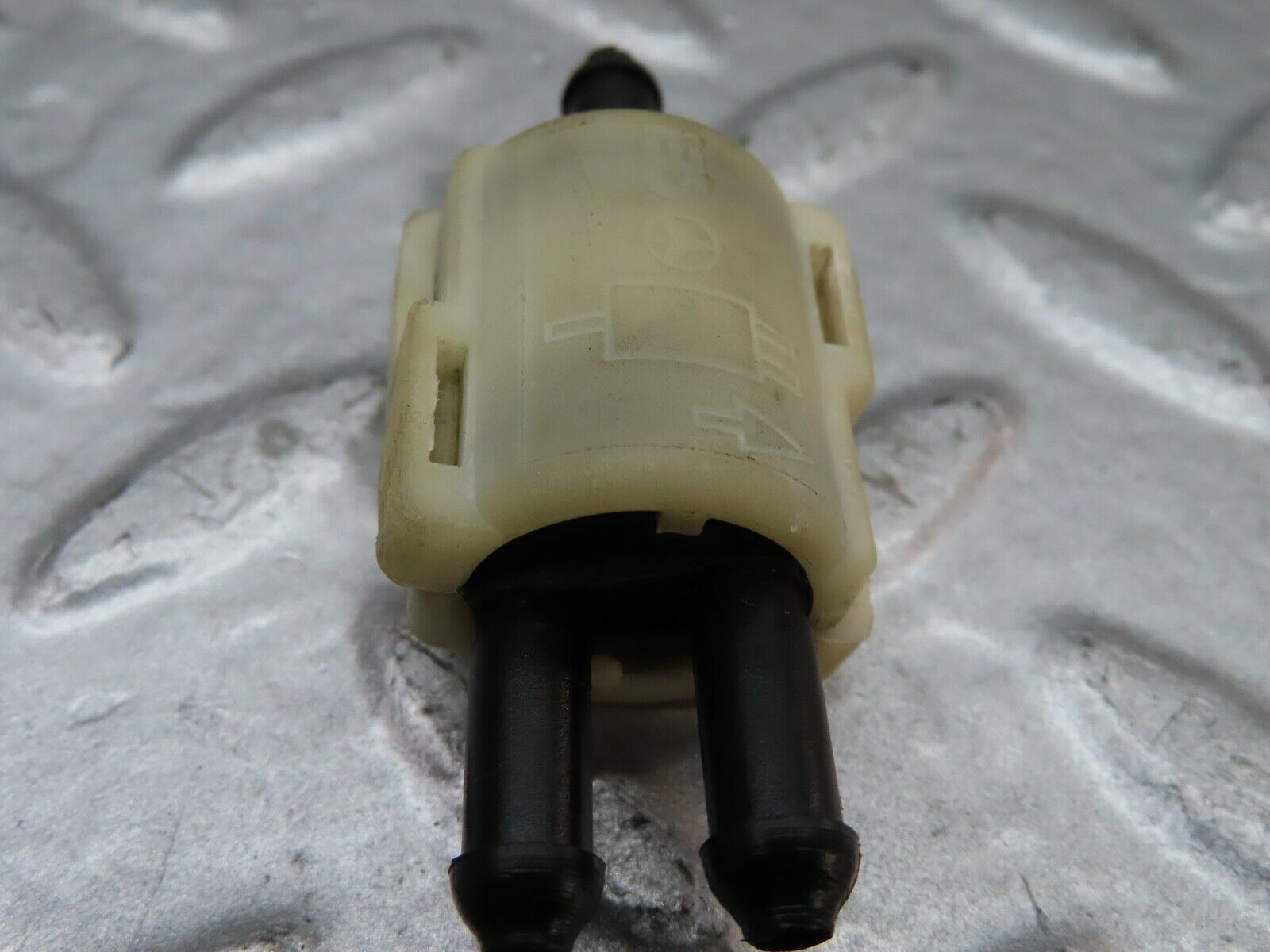 20048 Mercedes-Benz R129 300SL Coupe Windscreen Washer Fluid Distributors